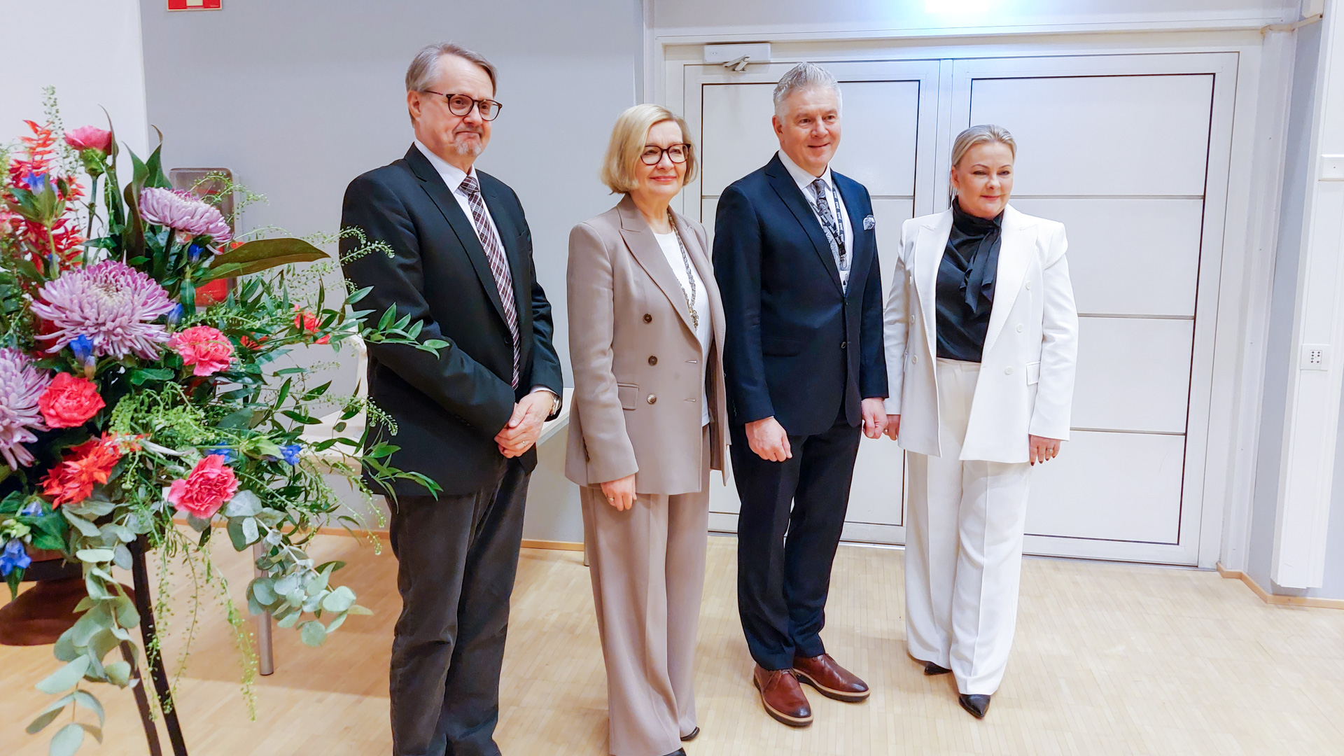 Vesa Saarikoski, Paula Risikko, Pertti Malkki ja Merja Männistö seisovat.