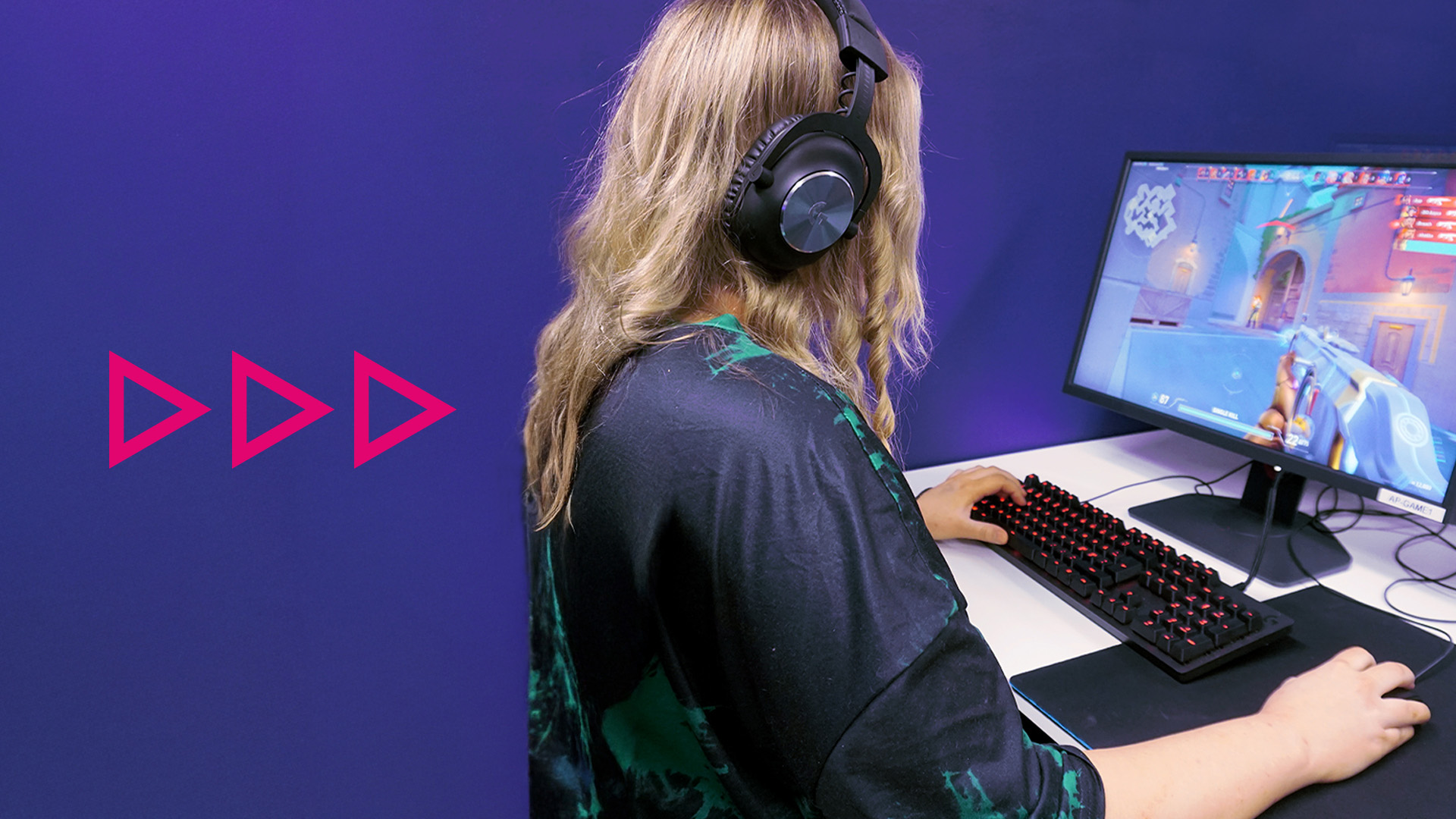 Pelaaja pelaamassa tietokonepeliä