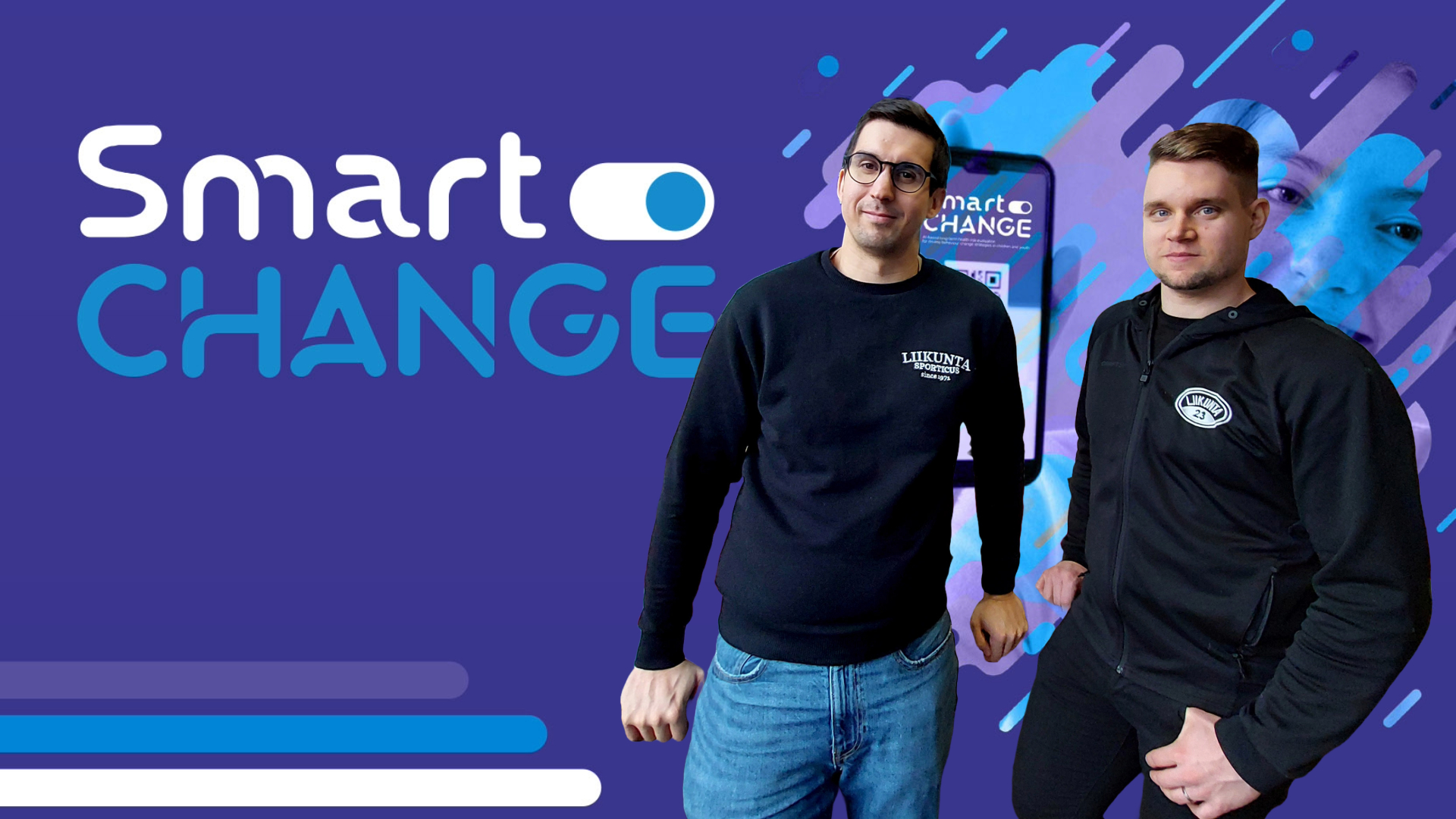 Heikki Laaksonen ja Oskari Ojaniemi SmartChange-posterin edessä.
