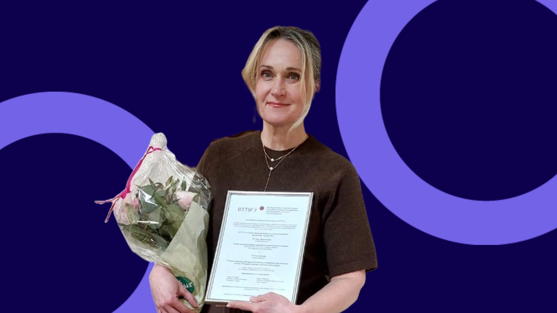 Satu Aksovaara kukkien ja todistuksen kanssa