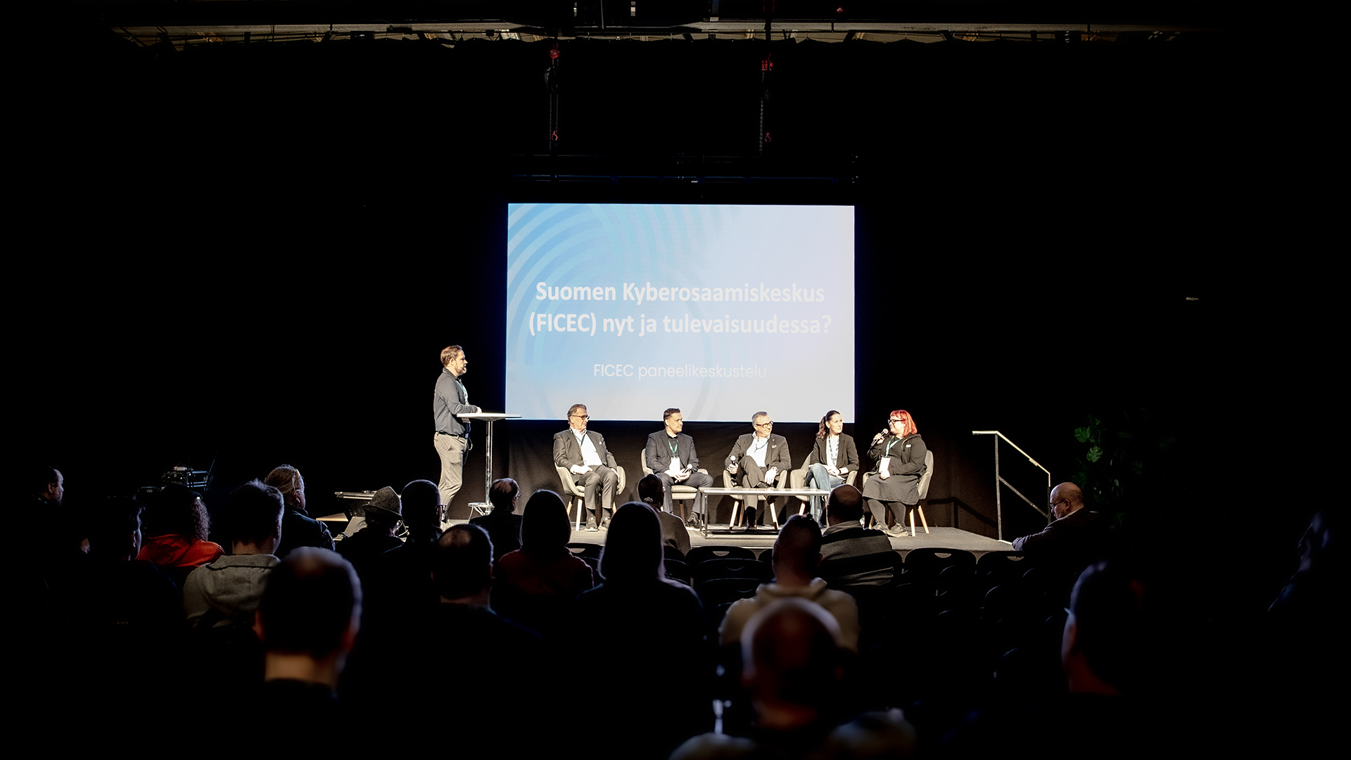 Ihmiset keskustelevat lavalla.