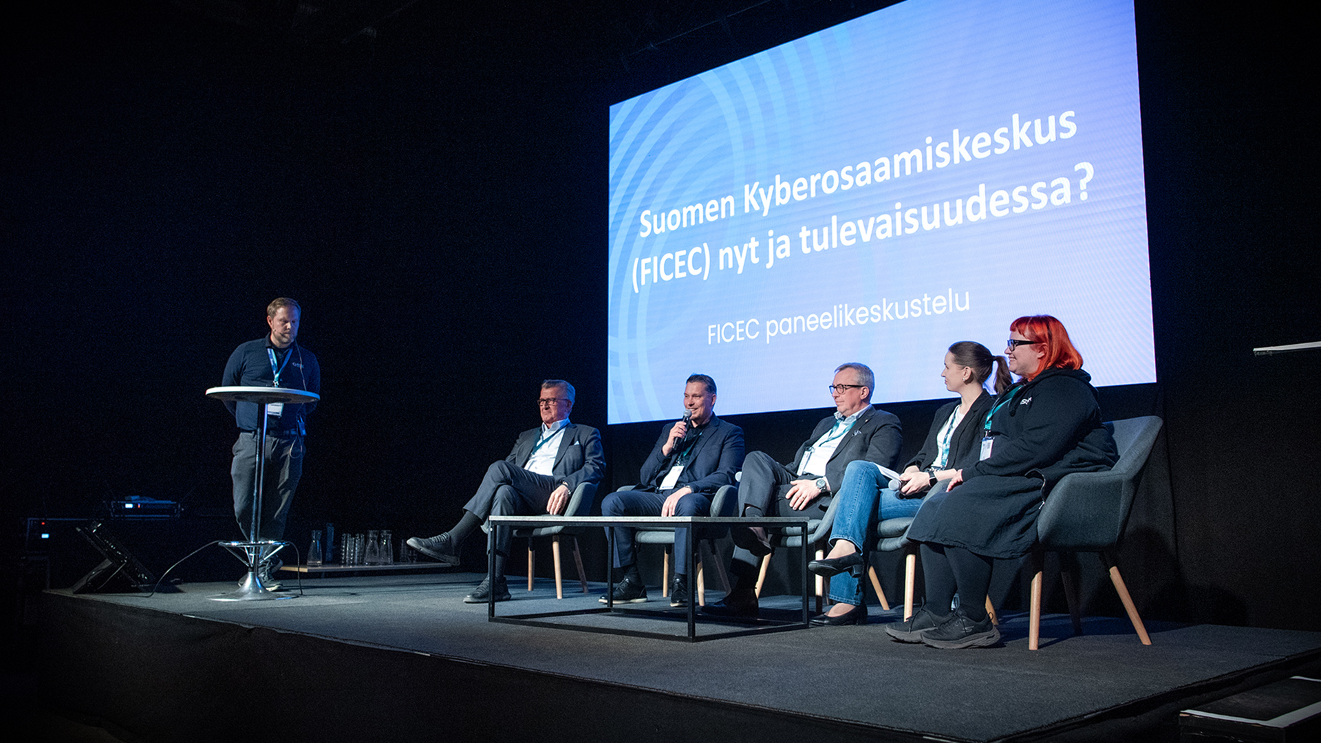 Paneelikeskustelu Digiturvaliisuus 2025 messujen lavalla.