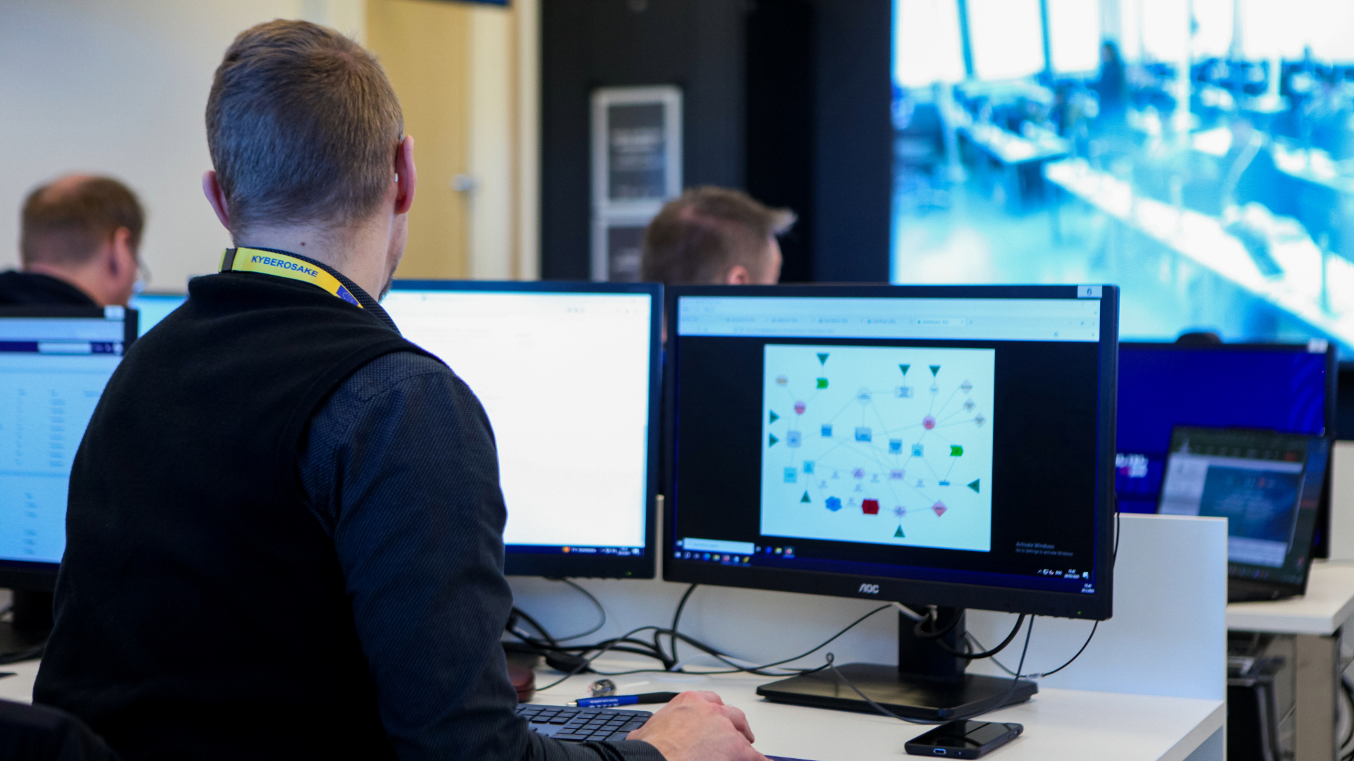 Kybertorjunnan tutkimusta tekevä henkilö tietokoneen ääressä