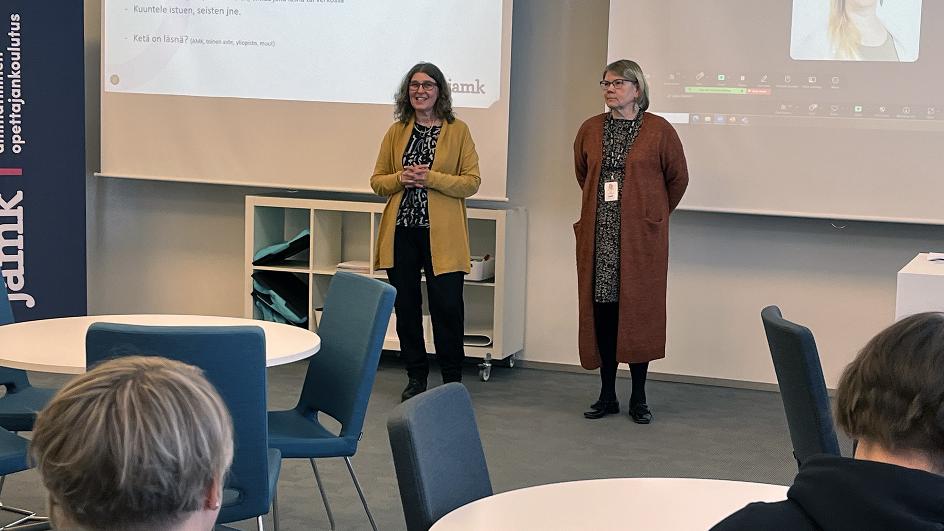 Kaisa Räty ja Kaija Peuna-Korpioja luokkatilan edustalla avaamassa tilaisuuden.