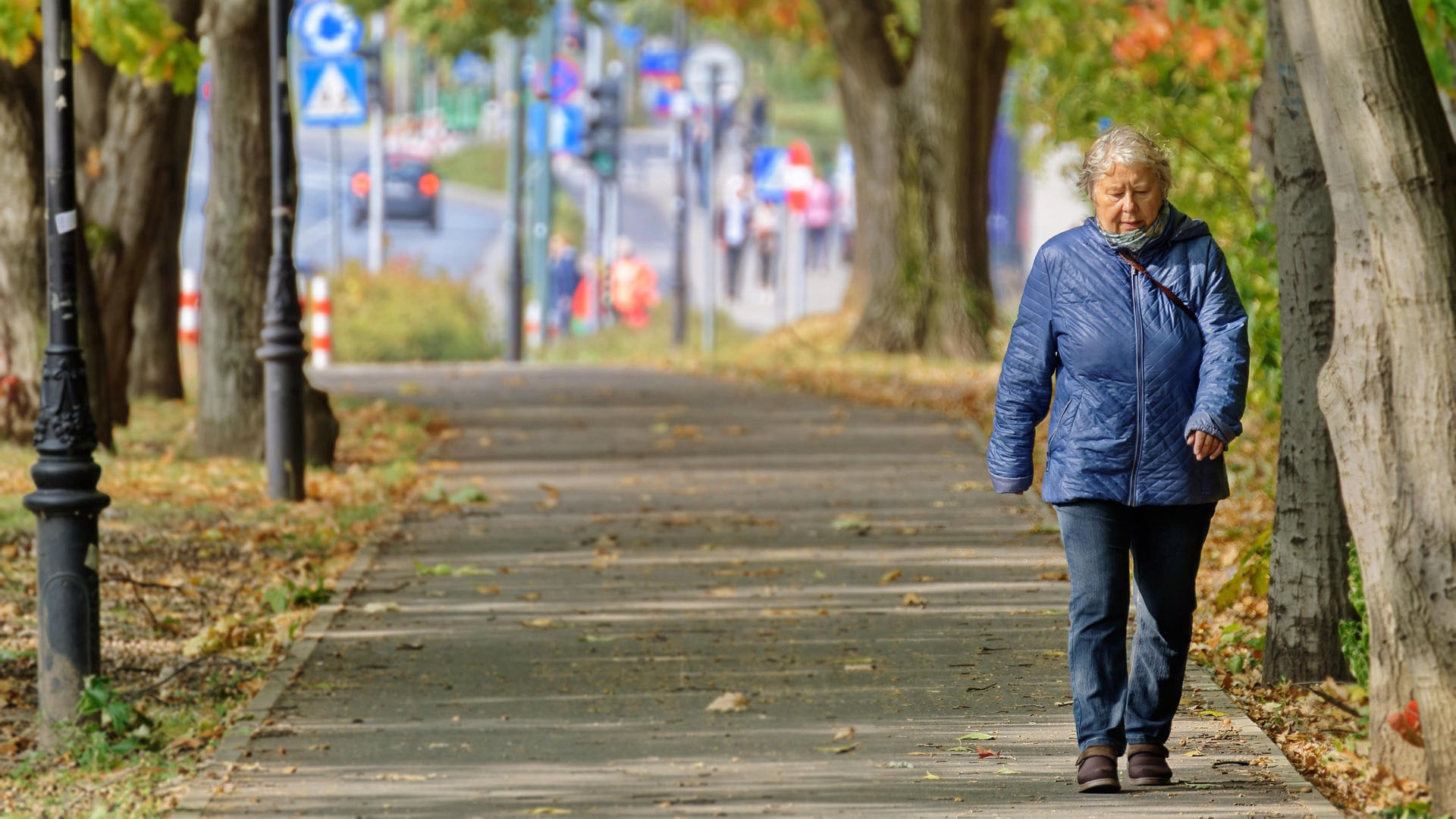 Ikääntynyt nainen kävelemässä