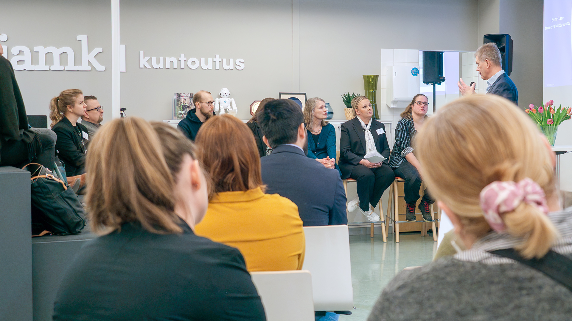 Demodayn osallistujia Dynamon kampuksella kuuntelemassa esitystä