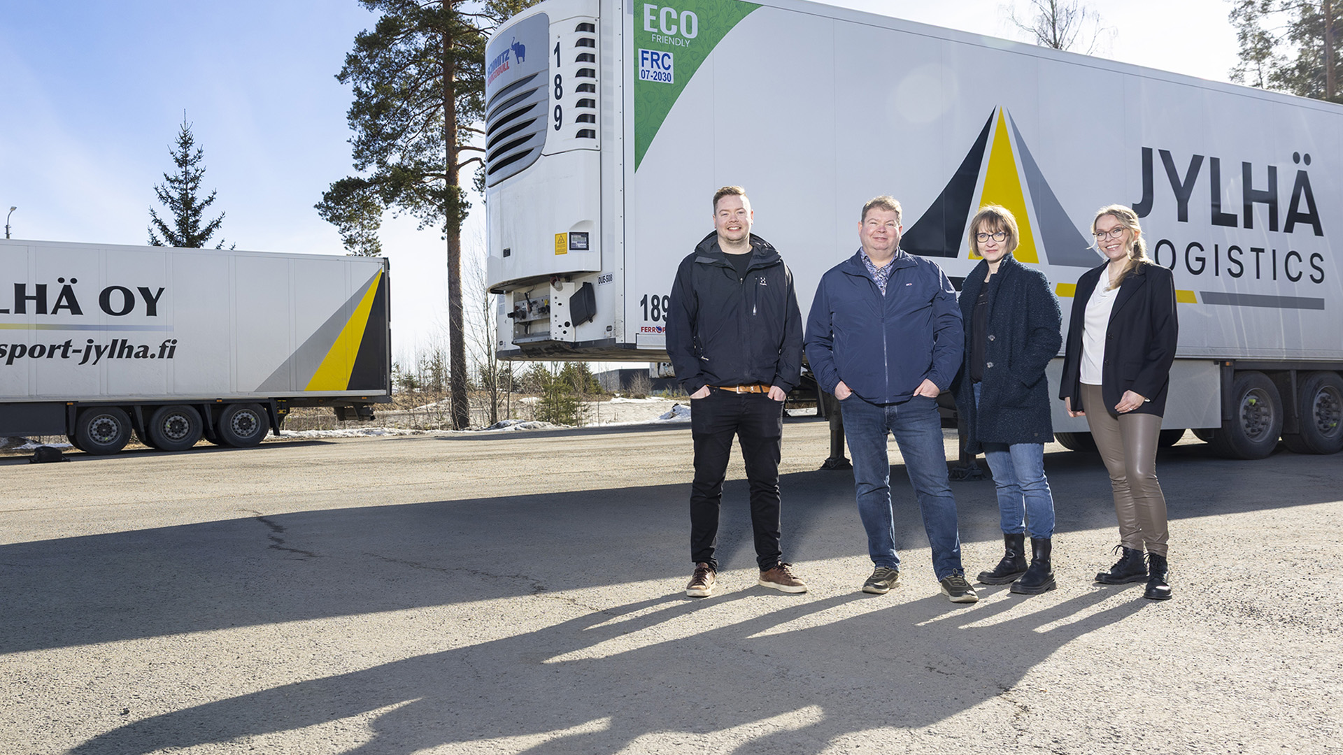 Pekka Jylhä, Tommi Jylhä, Jaana Saarisilta ja Kirsi Kemell Jylhän pihalla rekan perävaunun edessä