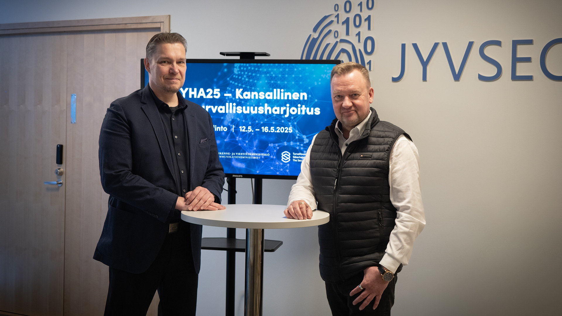 It-insituutin johtaja Tero Kokkonen (vas.) ja valtion kyberturvallisuusjohtaja Rauli Paananen