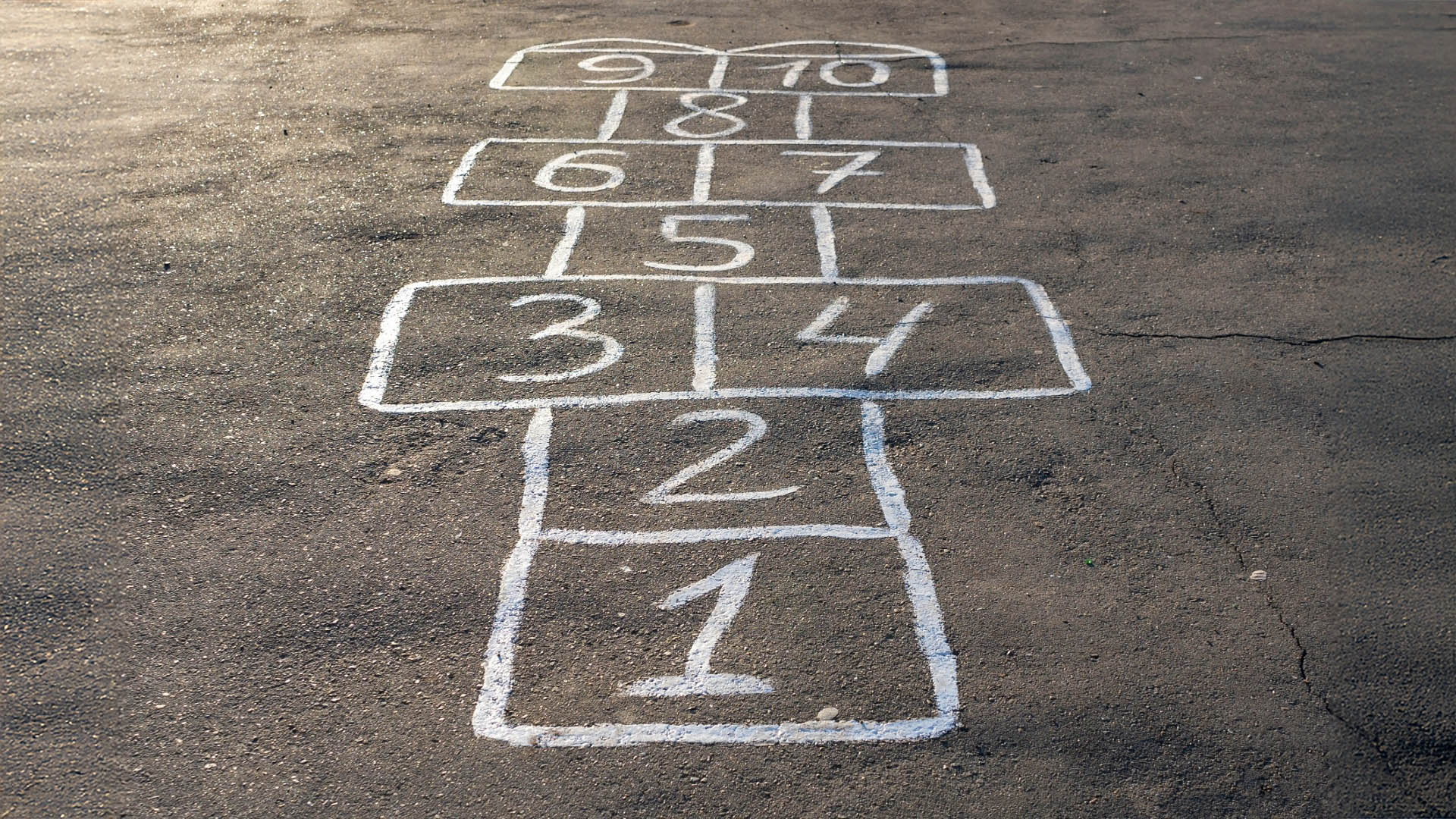 Ruutuhyppelyn ruudukko asfaltilla.