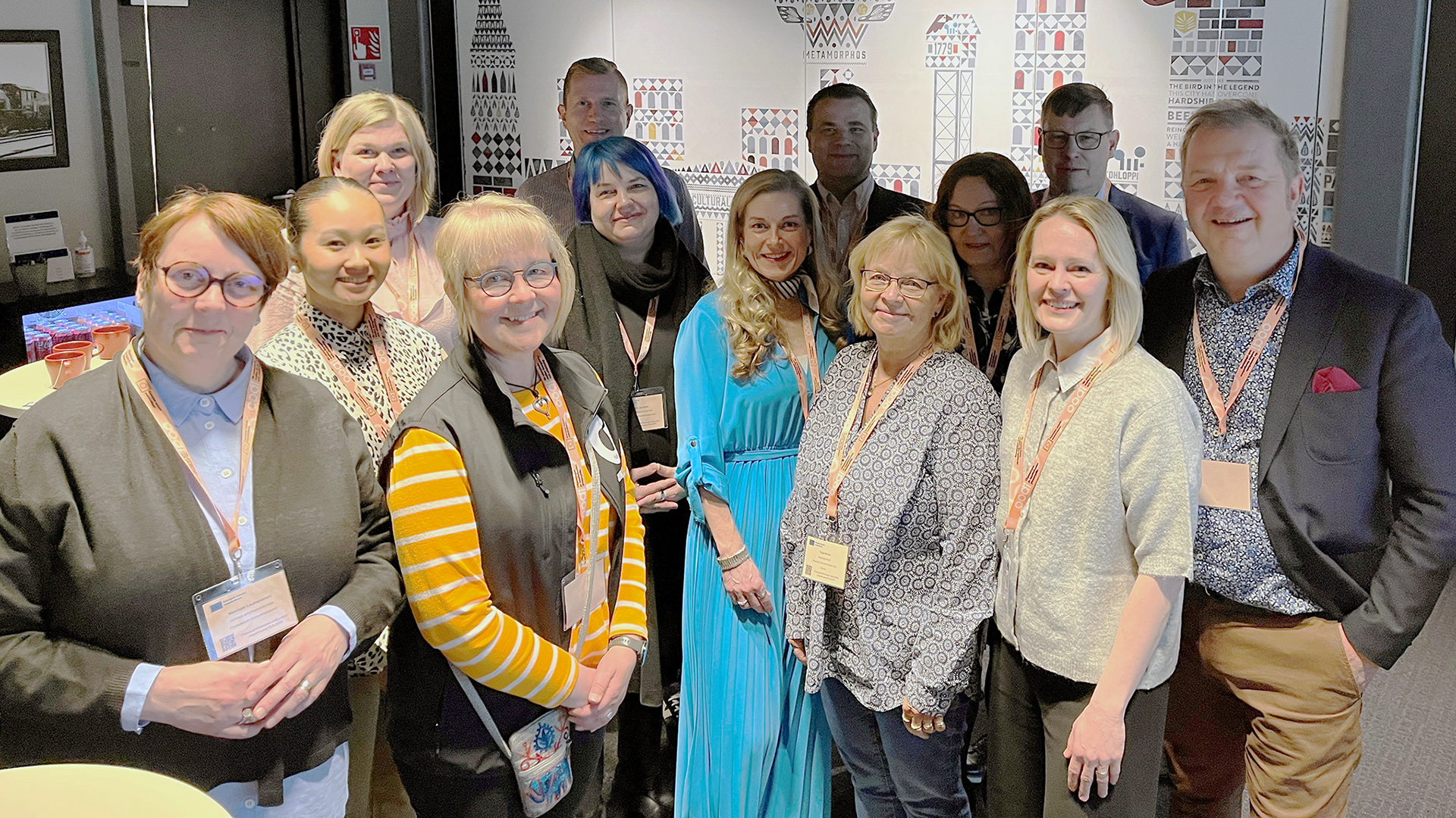 Asiantuntijaryhmän ja ohjausryhmän jäseniä ryhmäkuvassa