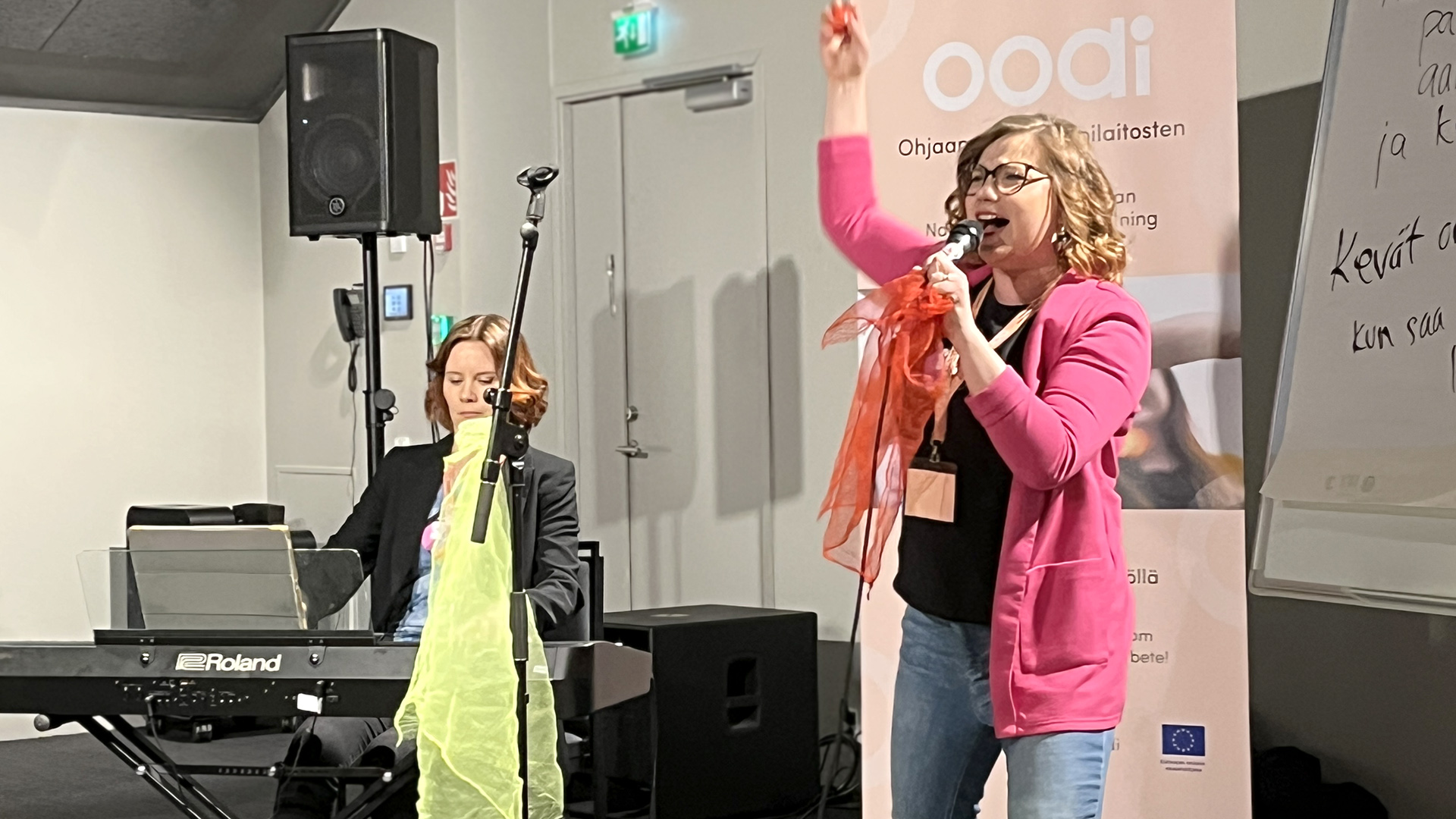 Musiikkiteatterin kaksi esiintyjää esiintymässä tapahtumassa