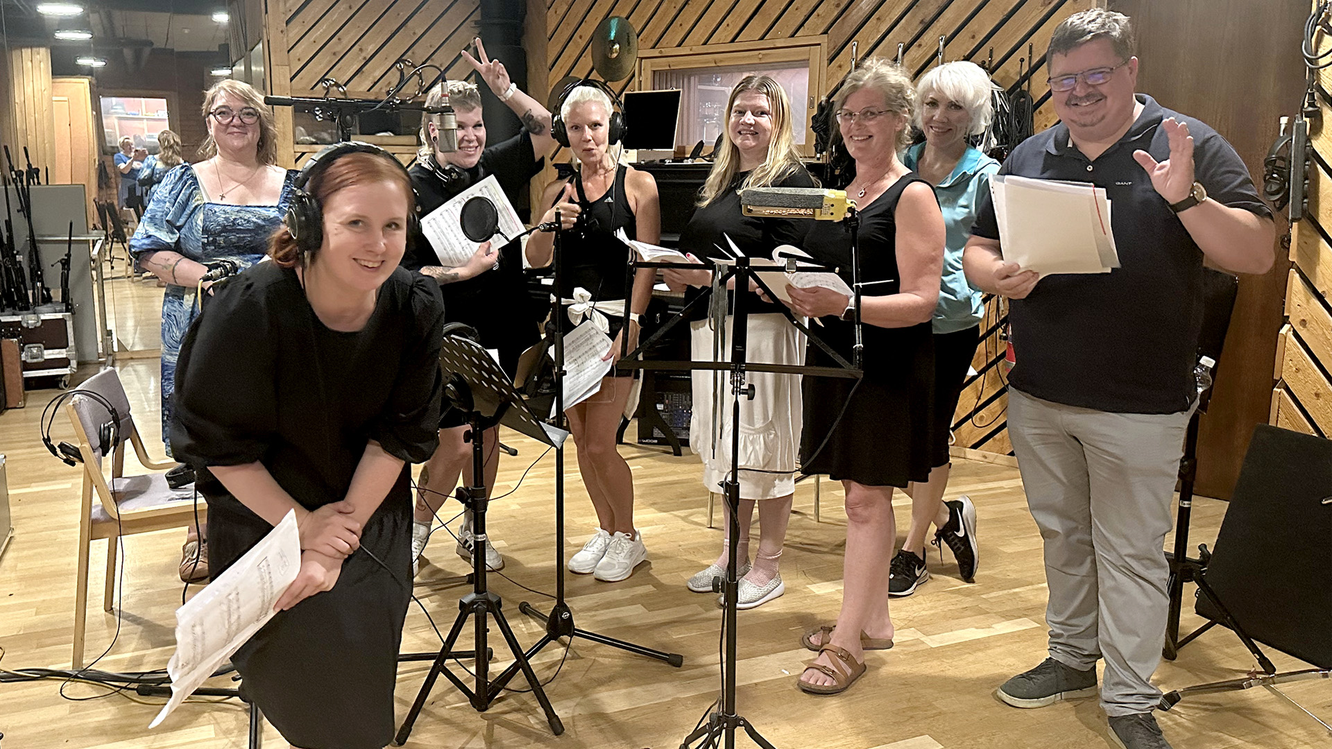 Yhteisömuusikkoja soittamassa ja laulamassa