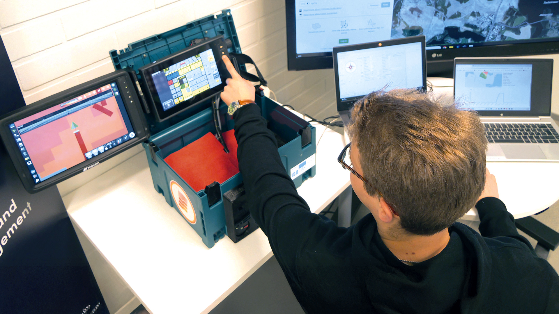 Opiskelija käyttämässä simulaatioympäristöä tietokoneella