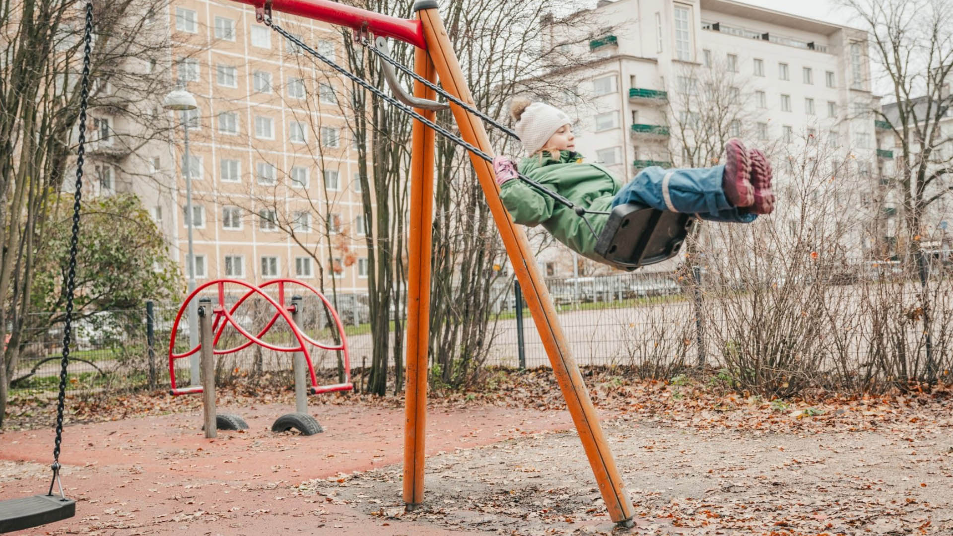 Lapsi keinumassa kaupungissa. Kuva Jaakko Jylhä/DEED Creative