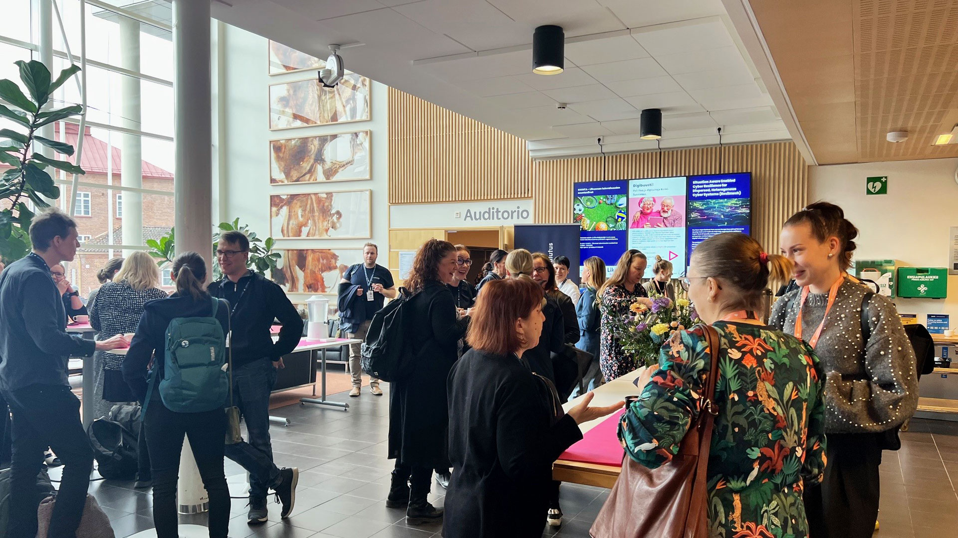 Tulevaisuus haastaa oppimisen seminaarin yleisöä kahvilla