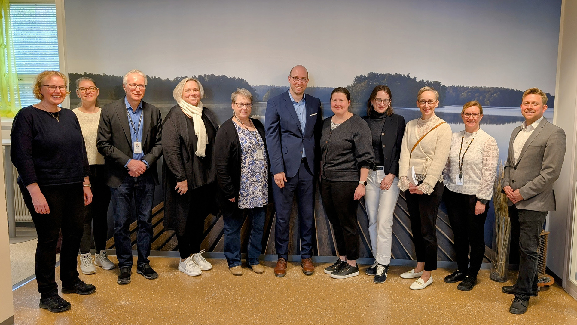 Ryhmäkuva, ihmisiä rivissä.