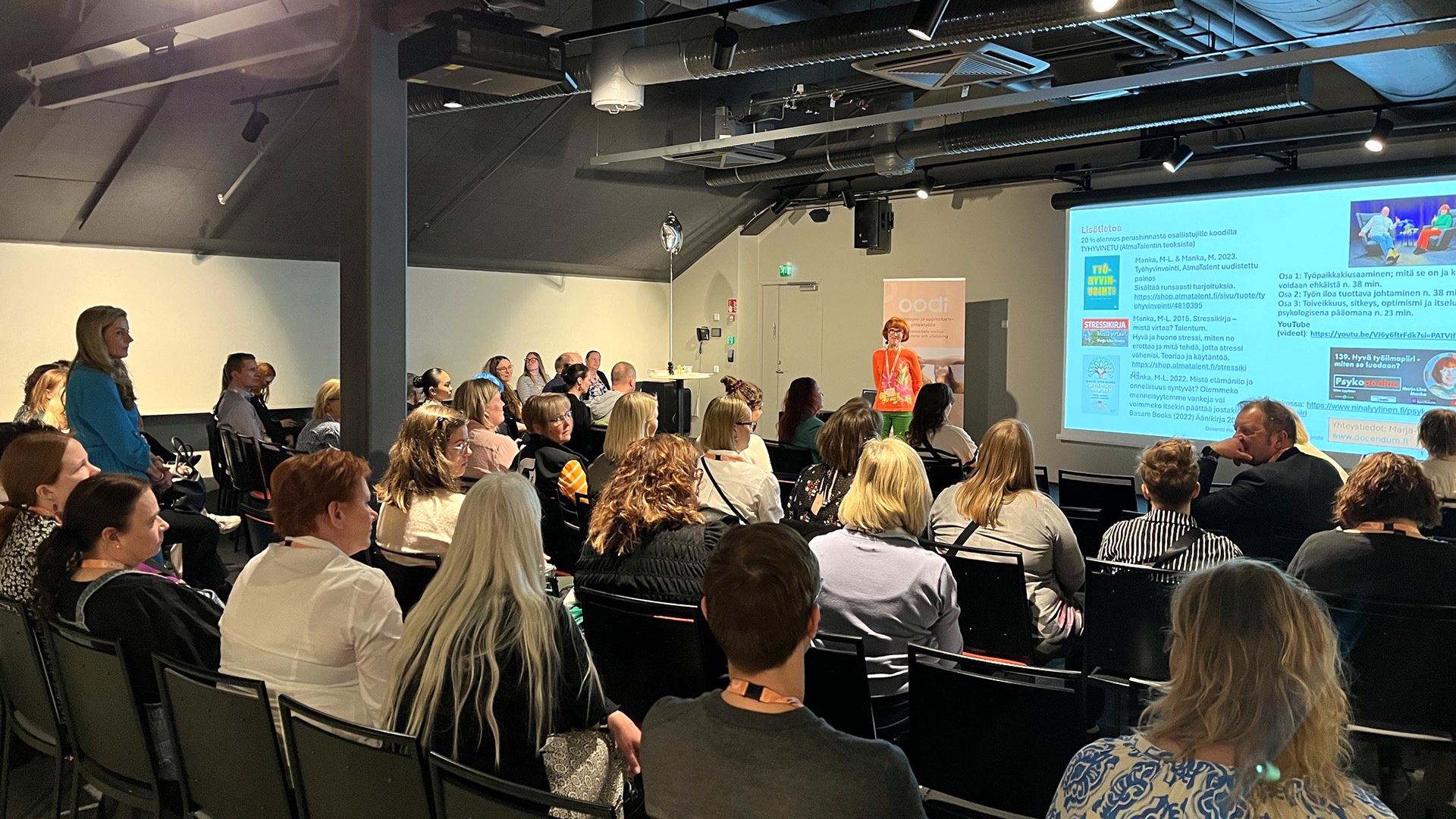 Marja-Liisa Manka esiintymässä isolle yleisölle tapahtumassa.