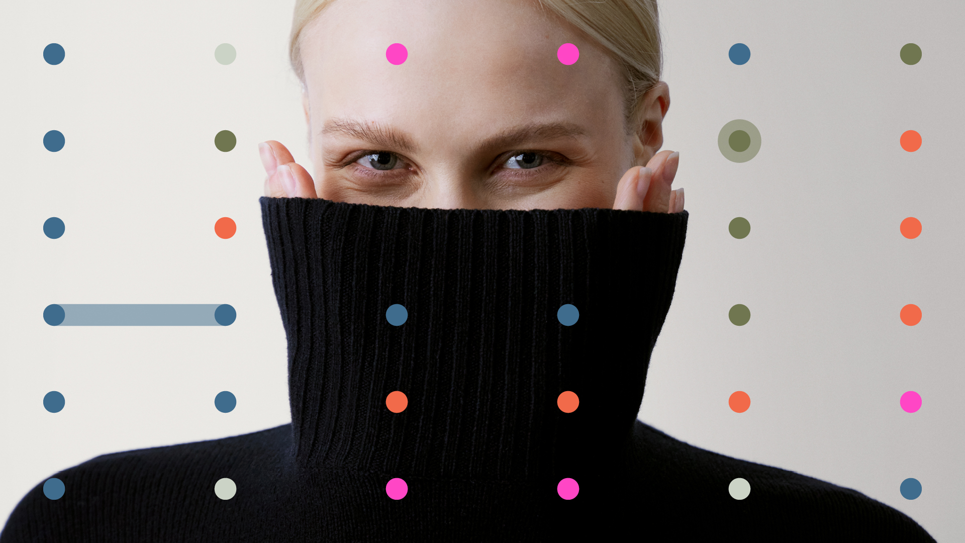 Vaaleatukkainen nainen kurkistaa mustan poolokauluksen sisältä. Kuvan päällä on erivärisiä piste-elementtejä.