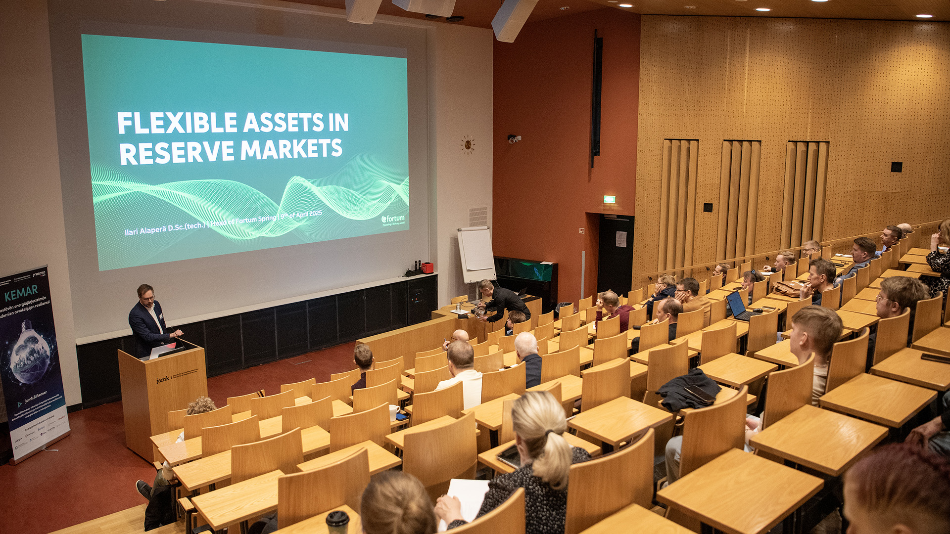 Reservimarkkinaseminaarin yleisöä ja puhujavieras Ilari Alaperä Fortumilta.