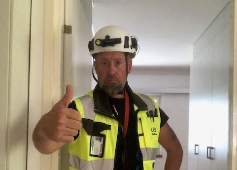 Rakennusmestariopiskelija Otto Keskinen työmaakypärä ja -liivi päällään