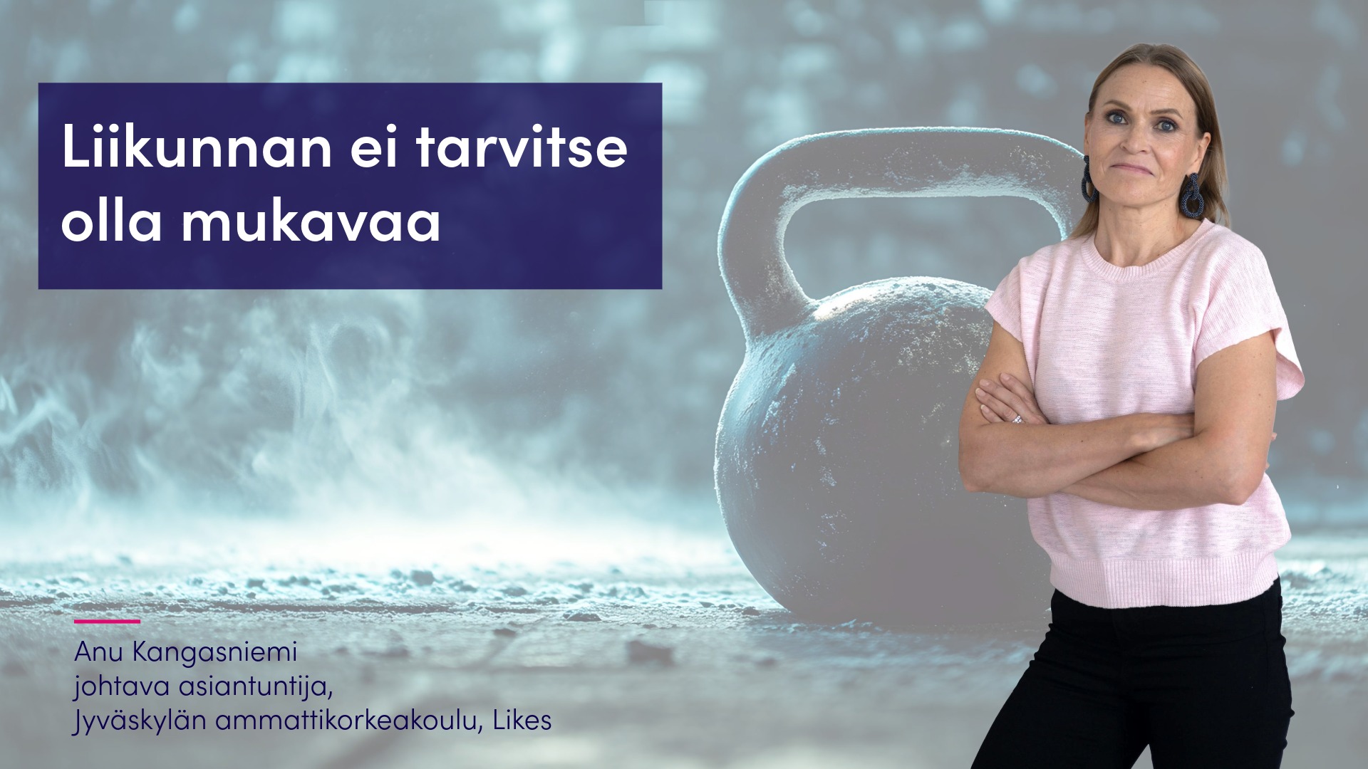 Anu Kangasniemi seisoo kahvakuulan edessä.