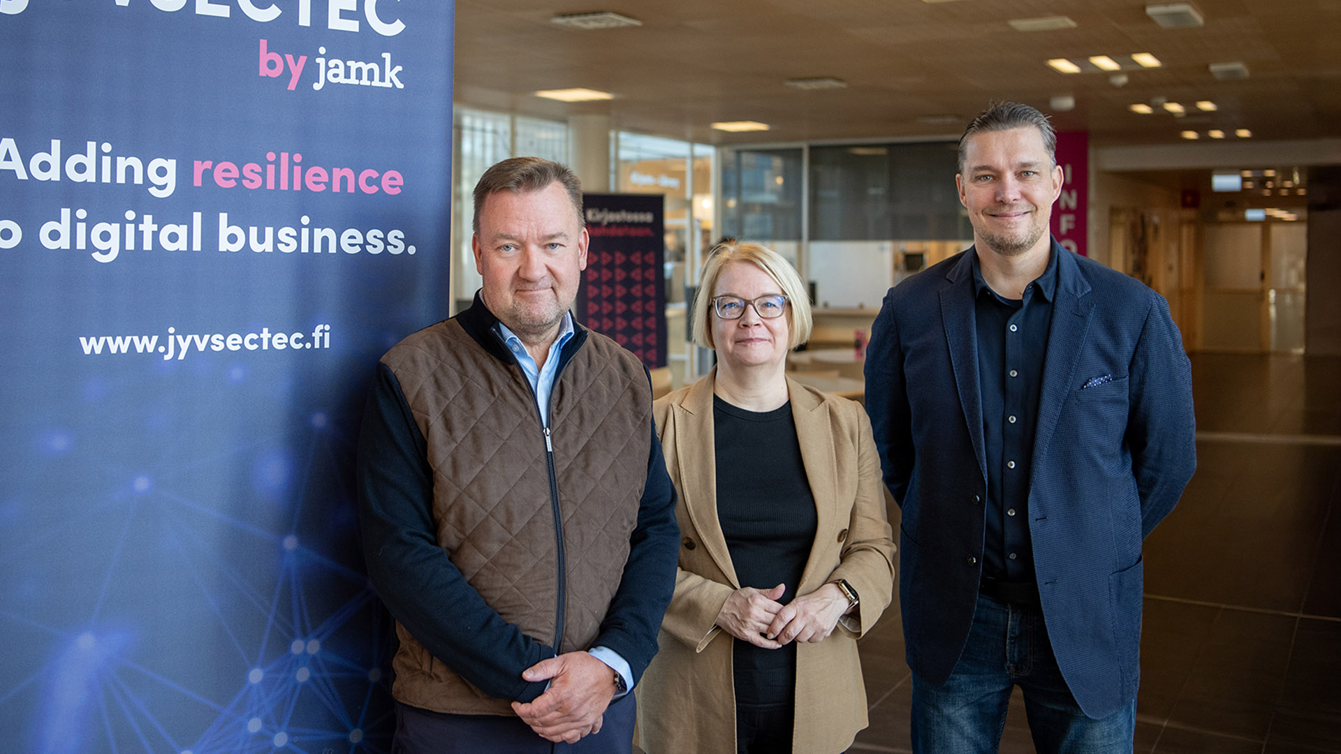 Valtion kyberturvallisuusjohtaja Rauli Paananen (vas.), liikenne- ja viestintäministeriön kansliapäällikkö Minna Kivimäki ja Jamkin IT-instituutin johtaja Tero Kokkonen.