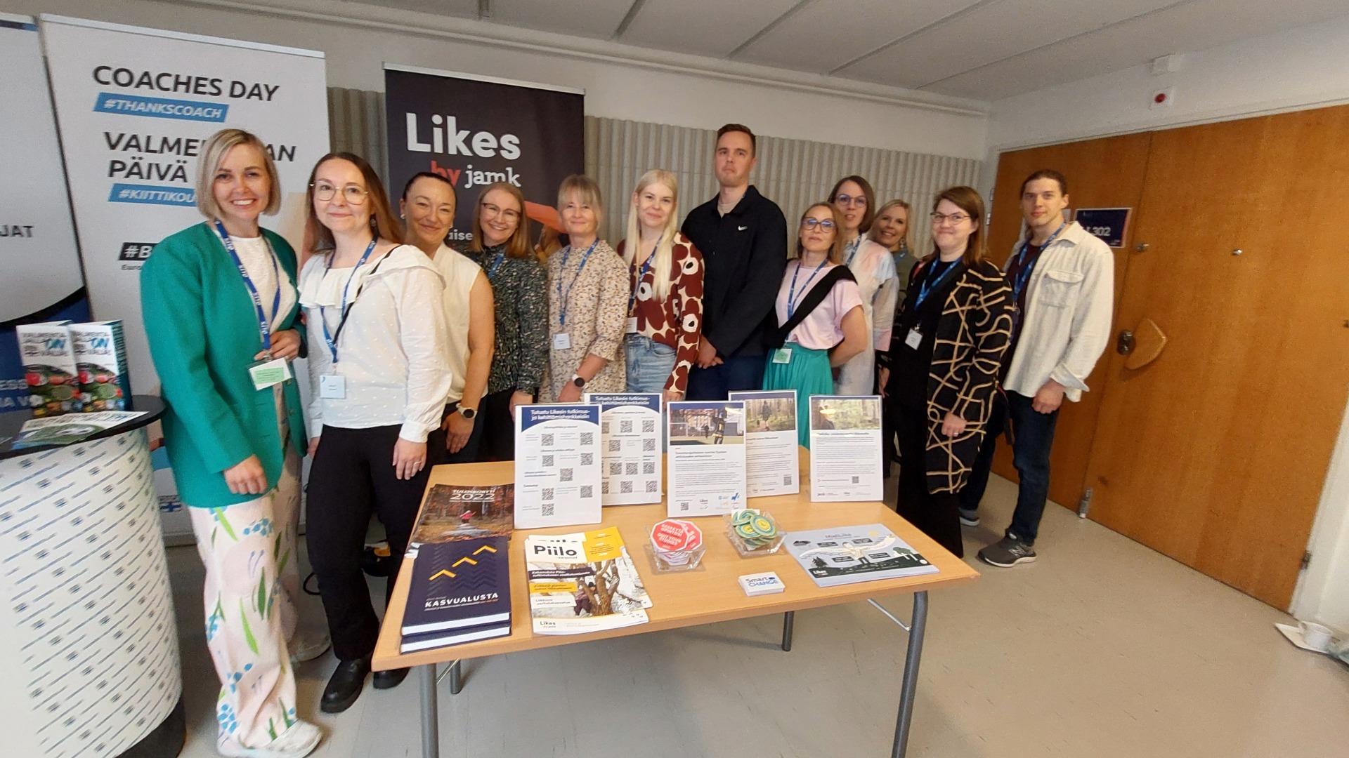 Likesin henkilöitä seisomassa.