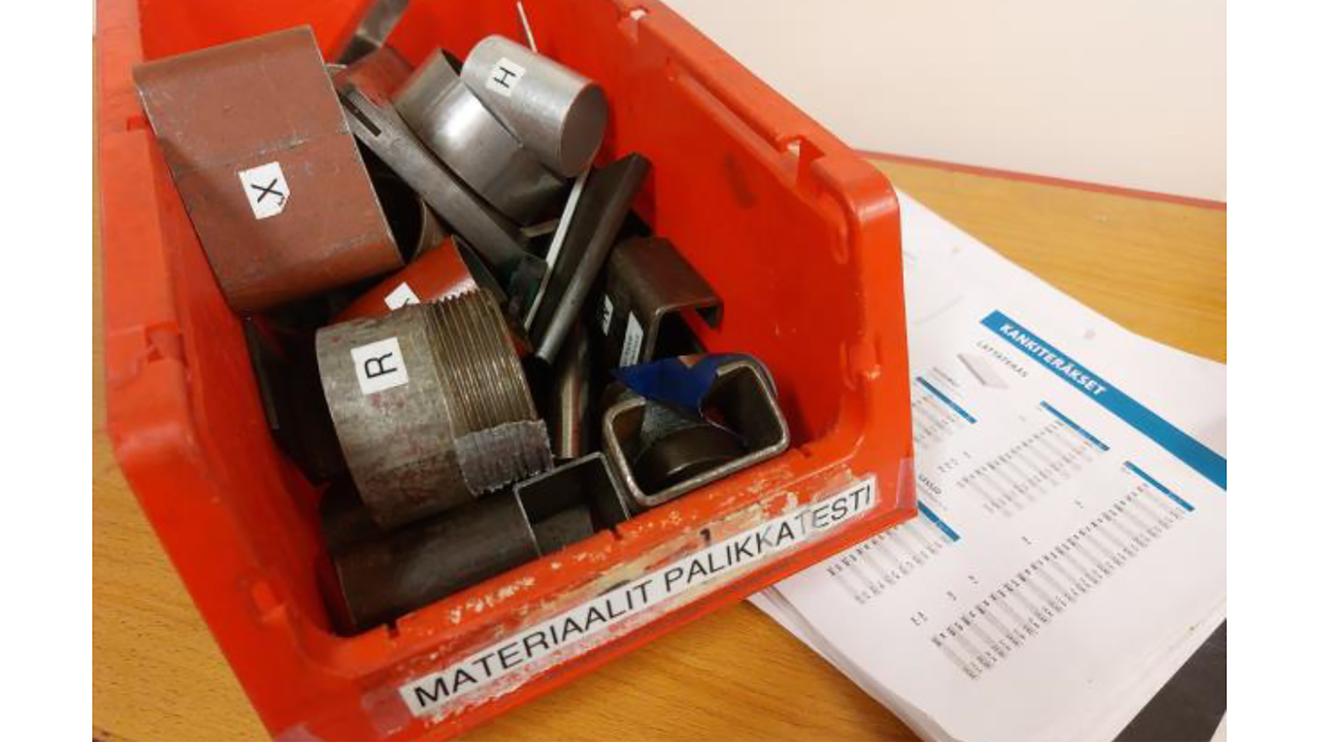 Erilaisia metallipalikoita laatikossa materiaalien tunnistamista varten.