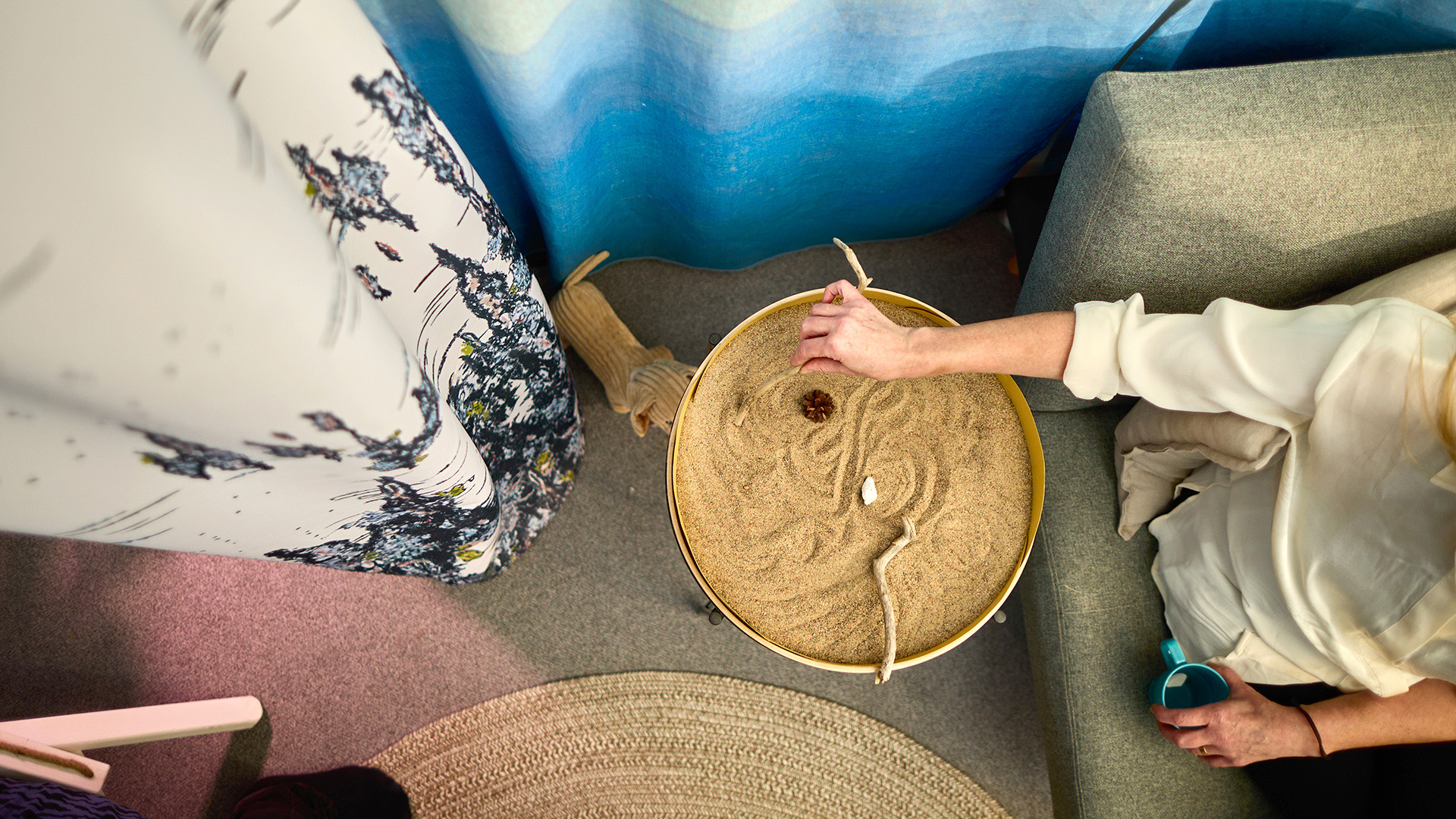 Kosketeltavaa hiekkaa aistisiimeksen saaristomaisema-tilassa