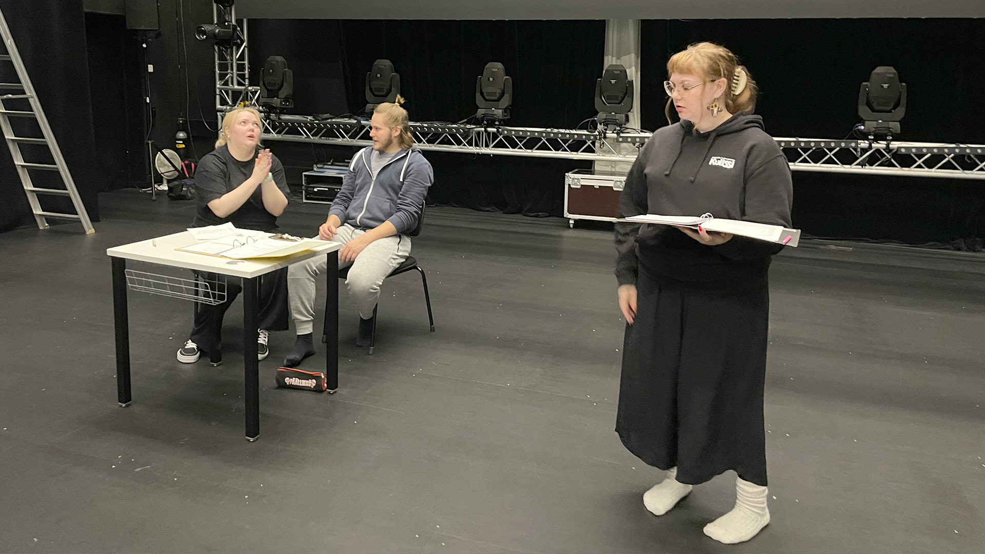 Elossa musikaalin harjoitukissa Oona-Kaisa Siltanen, Miska Nikula ja Riina Leppiniemi