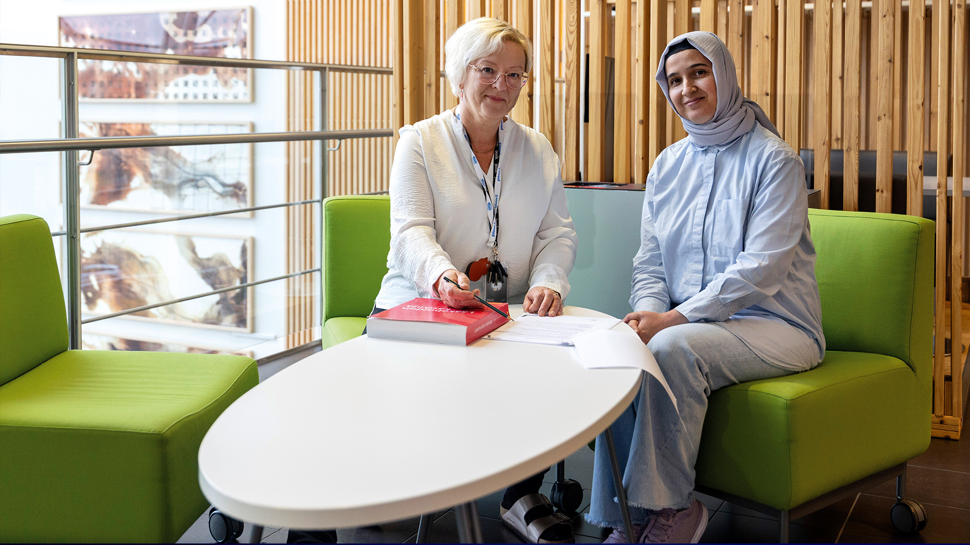 Hannele Tyrväinen ja Özlem Gül