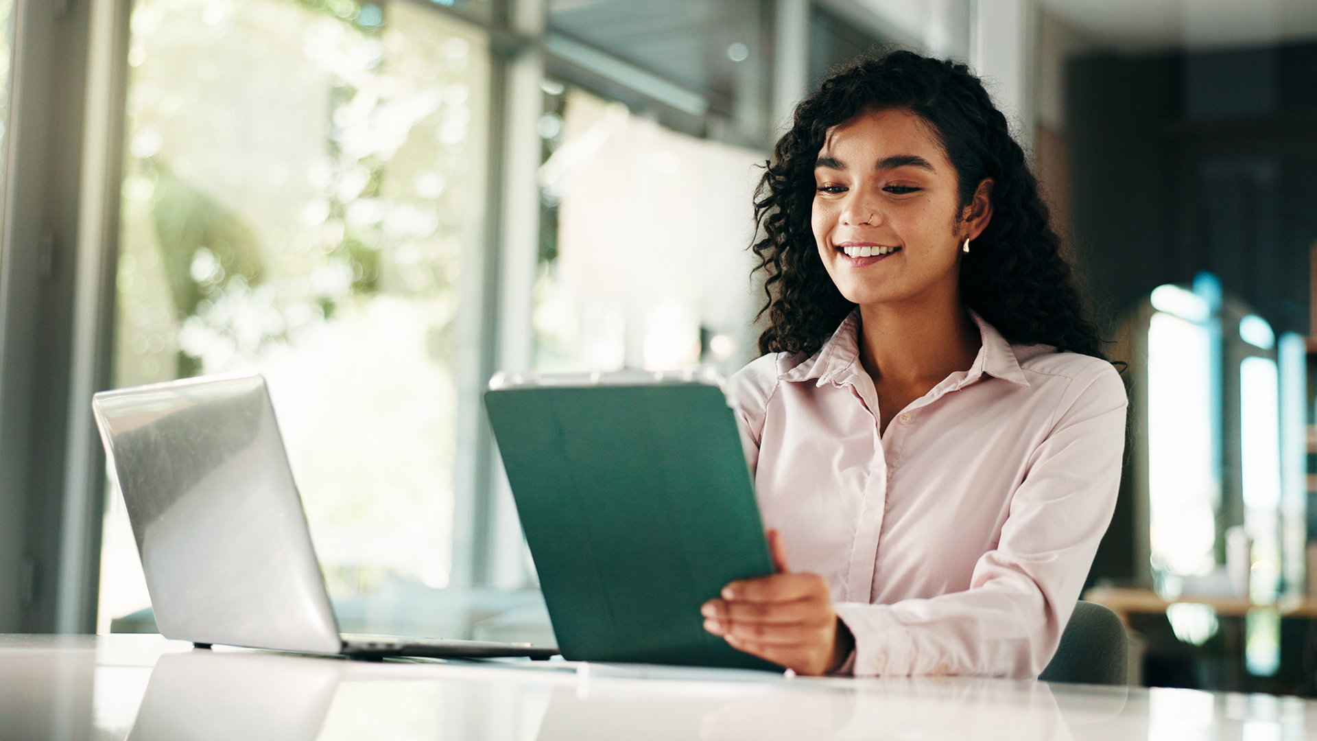 Nainen katsoo konetta