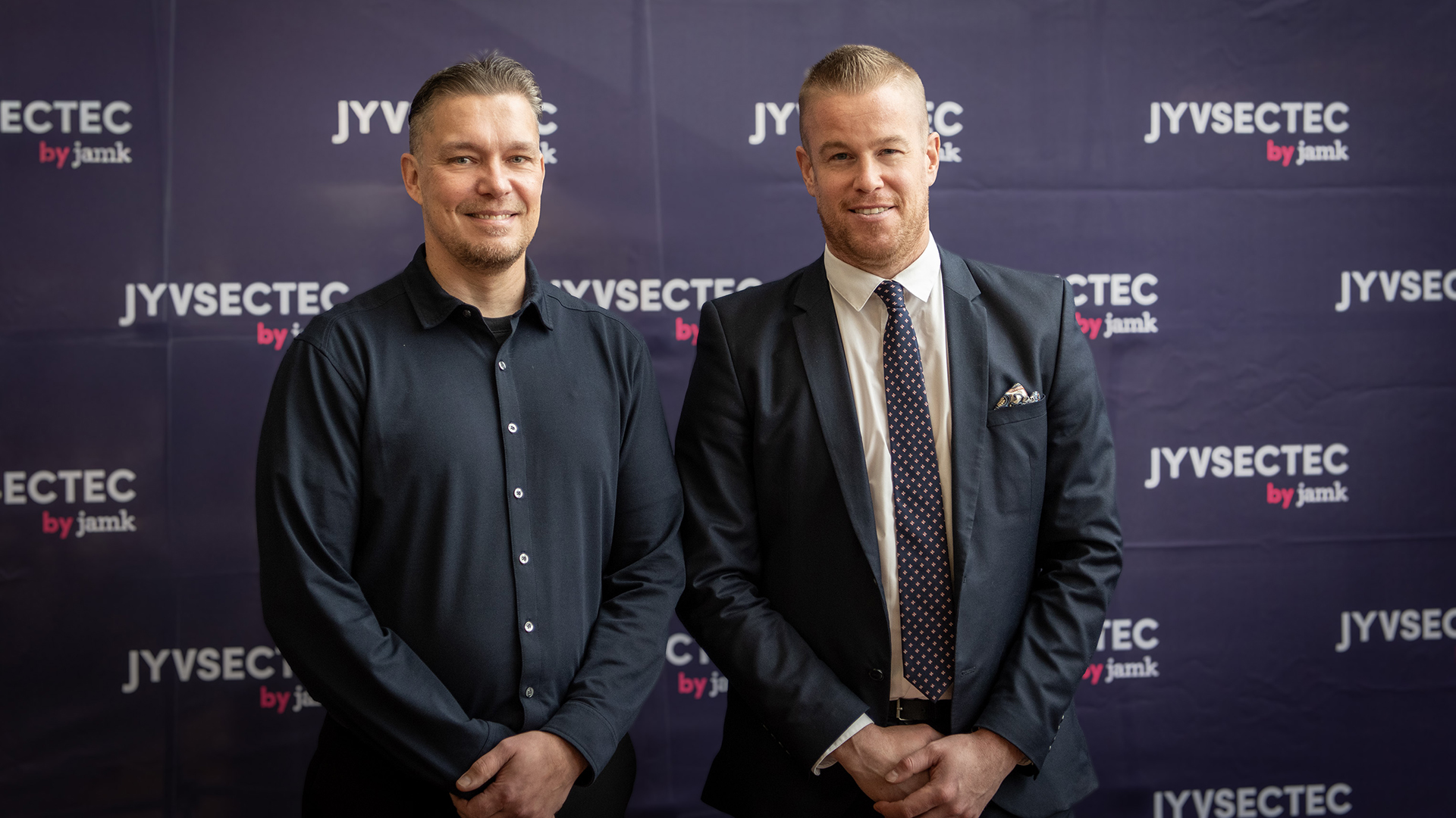 Jamkin IT-instituutin johtaja Tero Kokkonen (vas.) ja valtion apulaiskyberturvallisuusjohtaja Janne Allonen liikenne- ja viestintäministeriöstä.