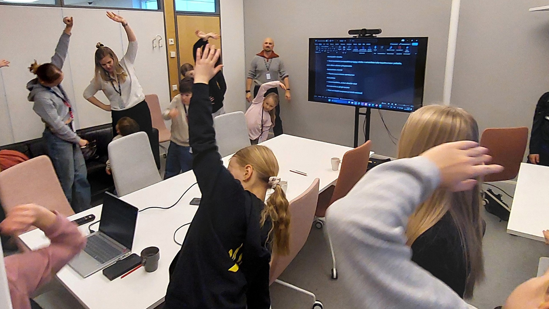 Venyttelyä kokoushuoneessa.