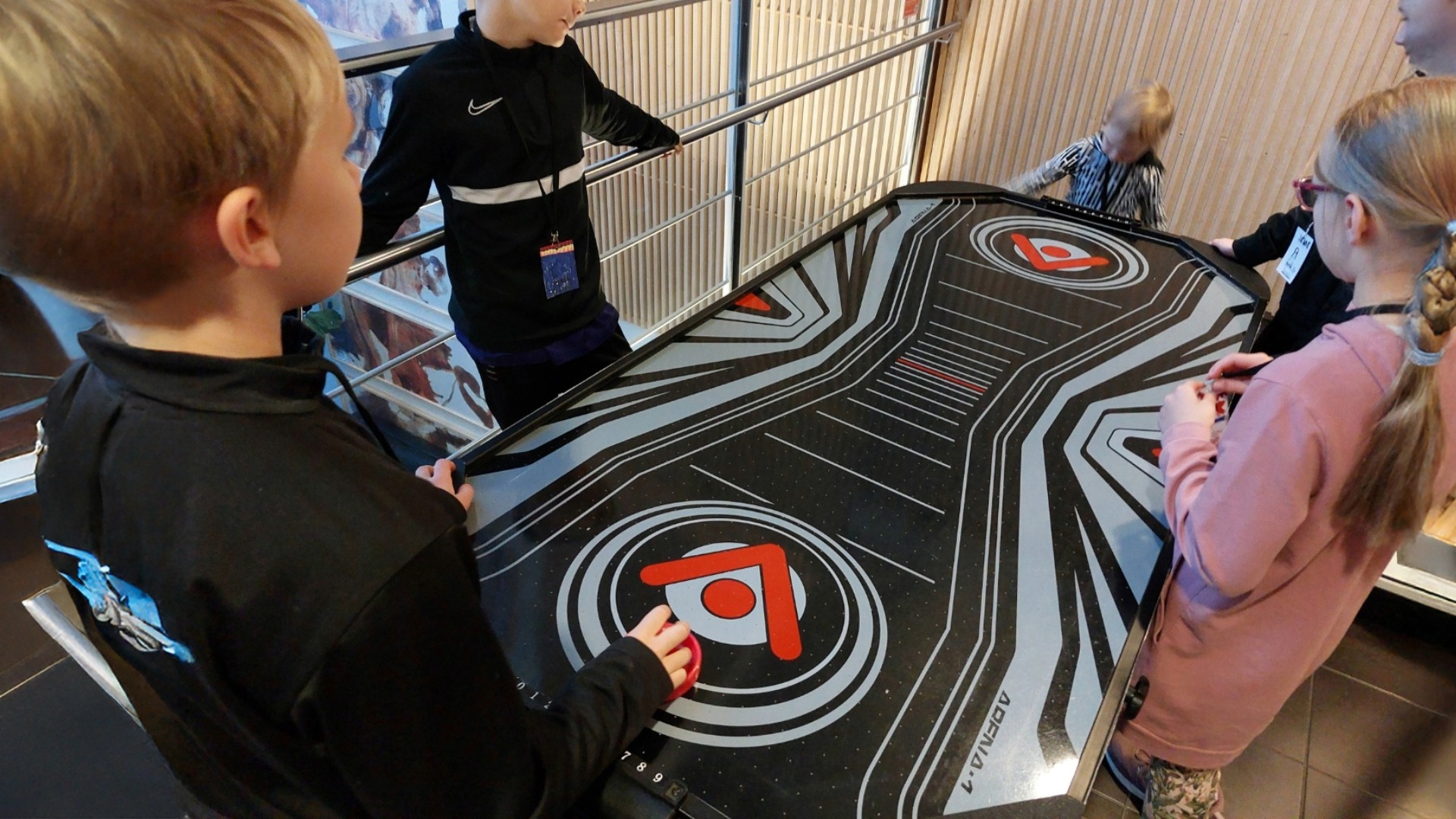 Lapset pelaavat ilmakiekkoa.