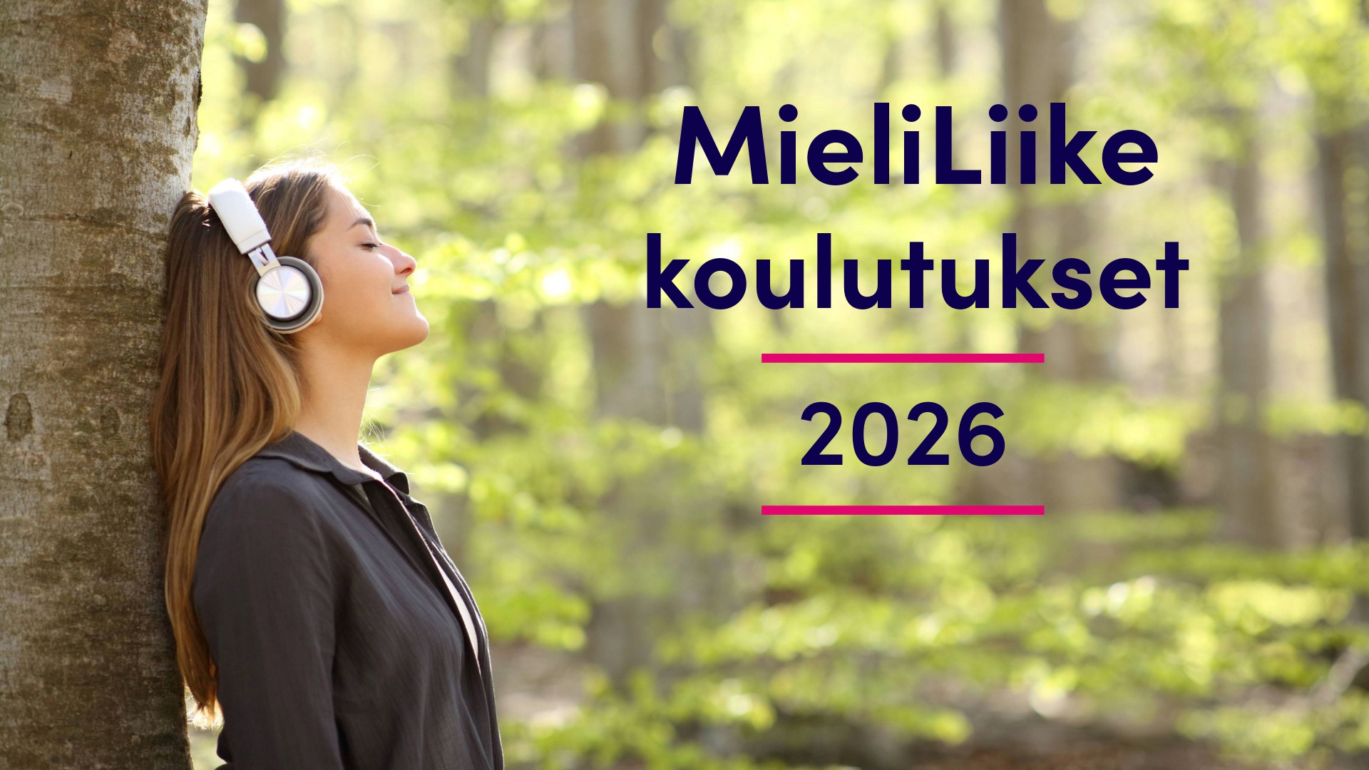 Henkilö nojaa puuhun metsässä kuulokkeet korvilla.