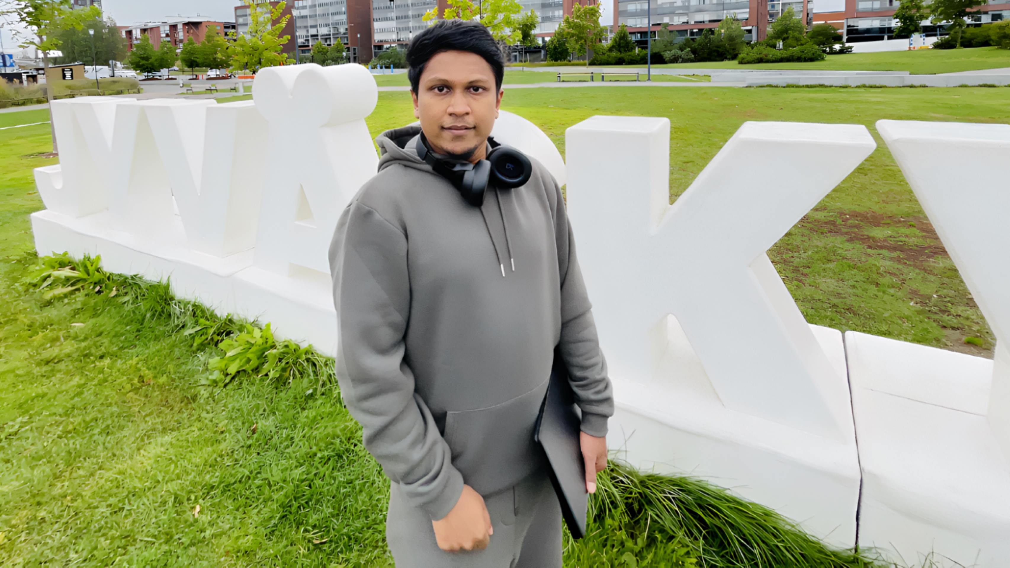 Student Dilshan stands on the lawn with the Jyväskylä sign in the background.