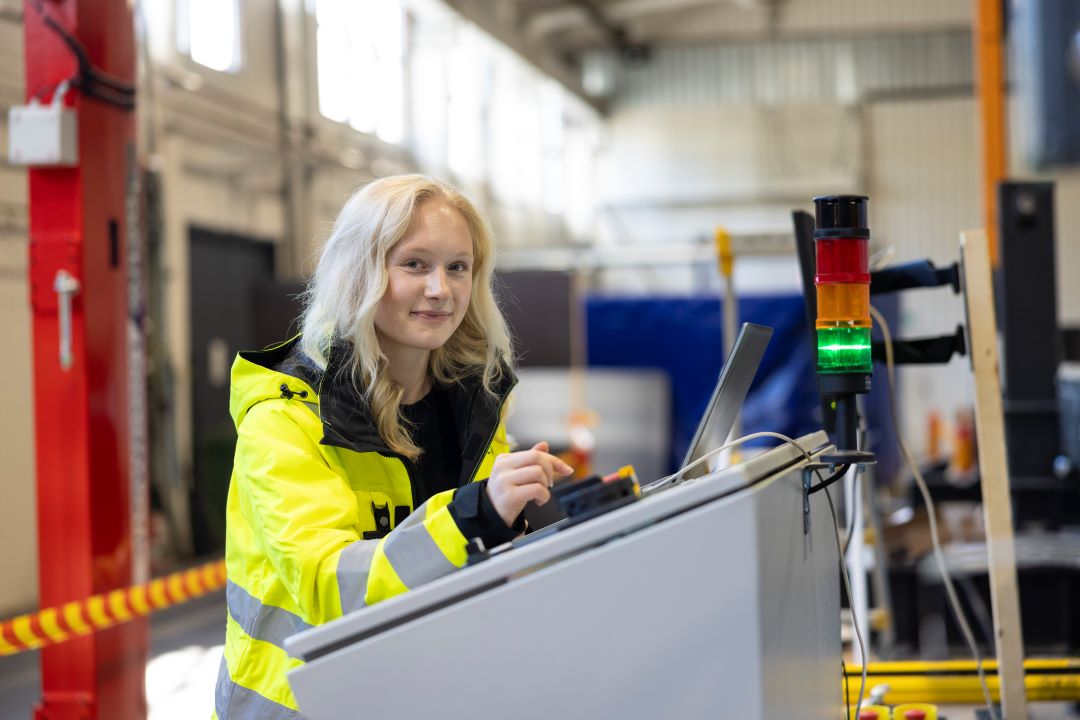 Opiskelija Karoliina automaatiolastauslaitteiden ympäristössä