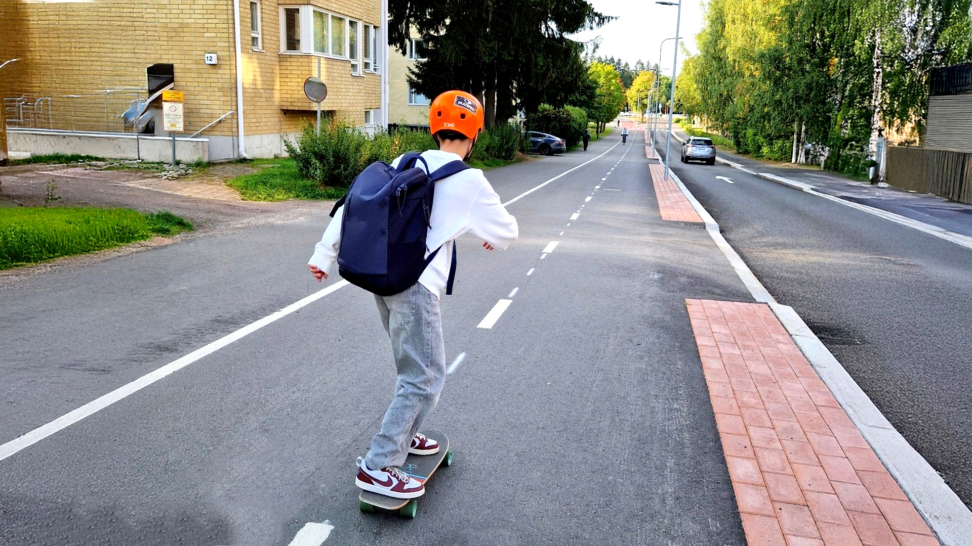 Lapsi skeittaa reppu selässä. Kuva Kaisa Koivuniemi.