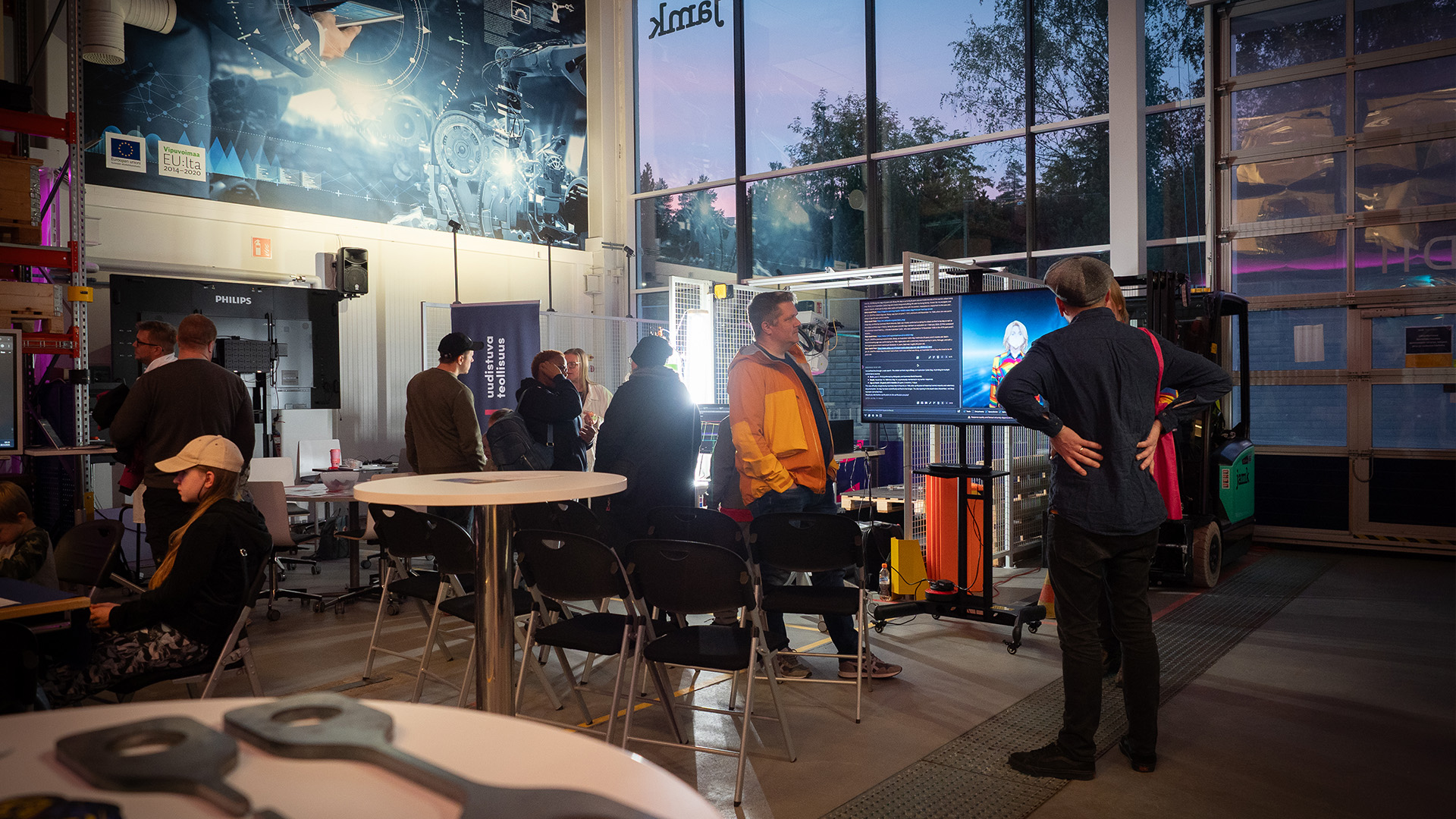 Logistiikan laboratoriotila tutkijoiden yössä