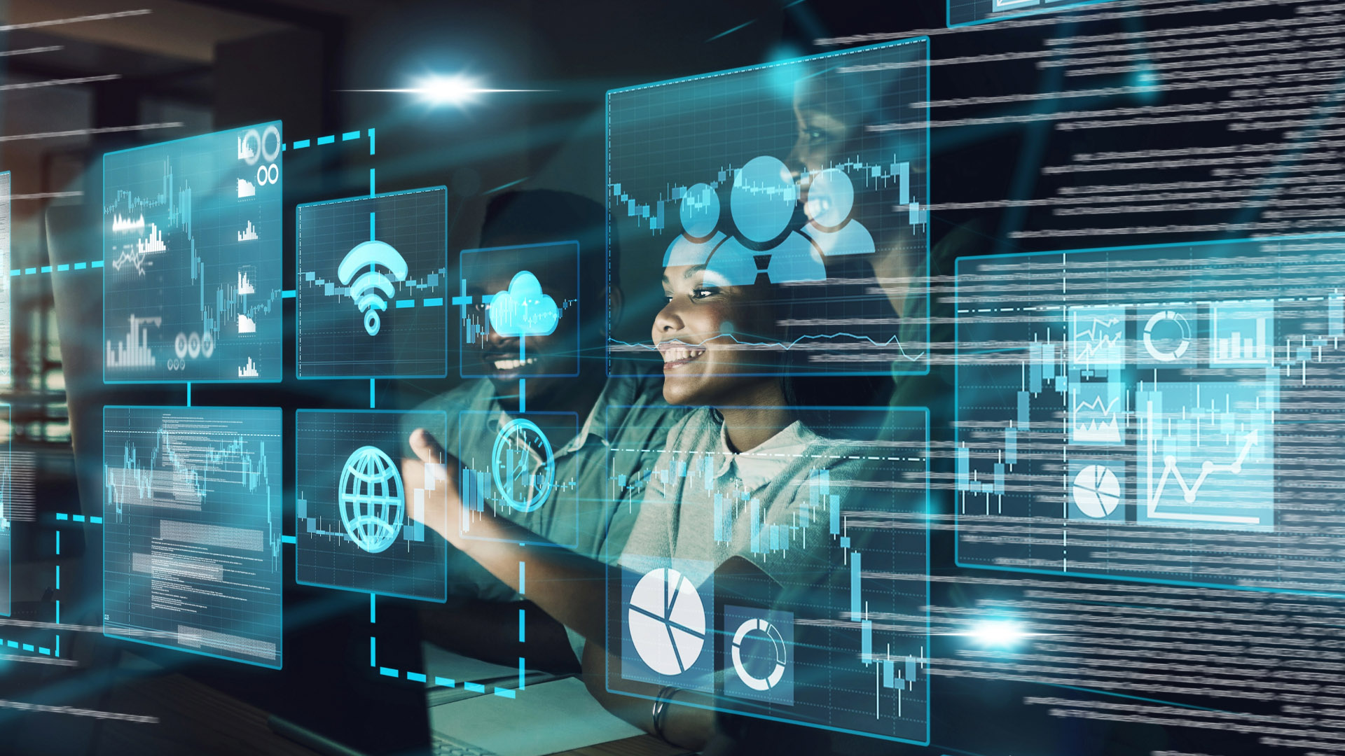 Digitaalisia kuvakkeita ja tekstiruutuja pleksiseinämällä, jonka takana aikuiset henkilöt iloisina osoittelevat kuvakkeita.