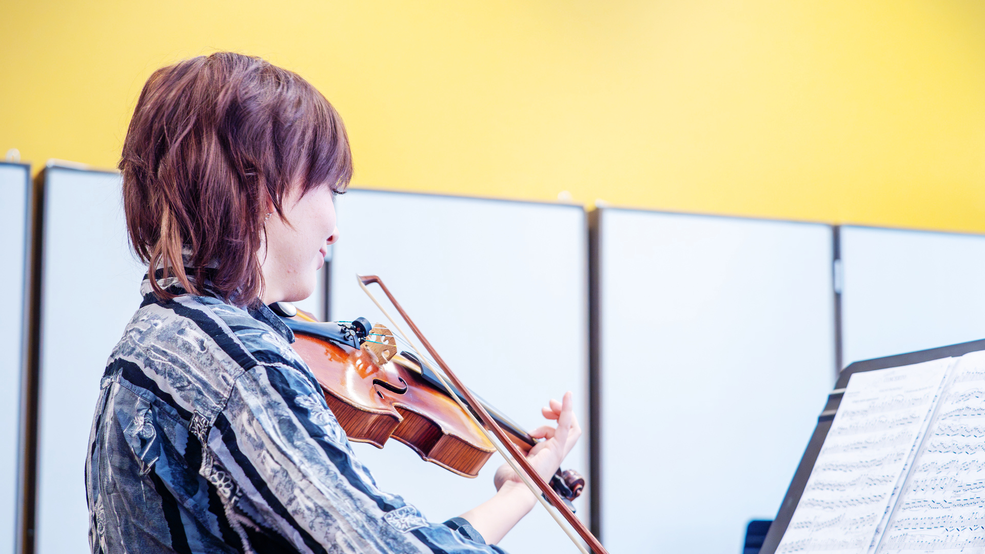 Viulisti Suomalaisella musiikkikampuksella