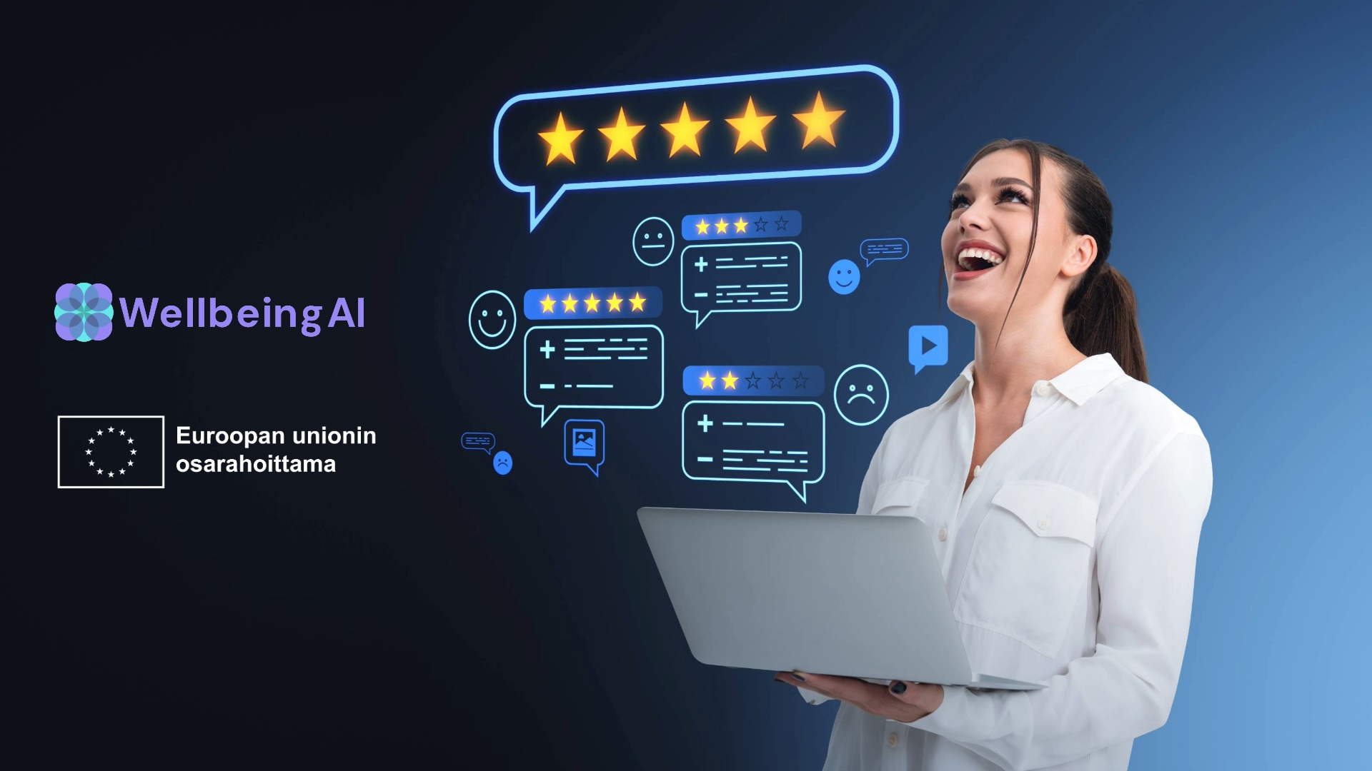 Nainen pitelemässä kannettavaa tietokonetta ja katsomassa hymyillen ylöspäin.