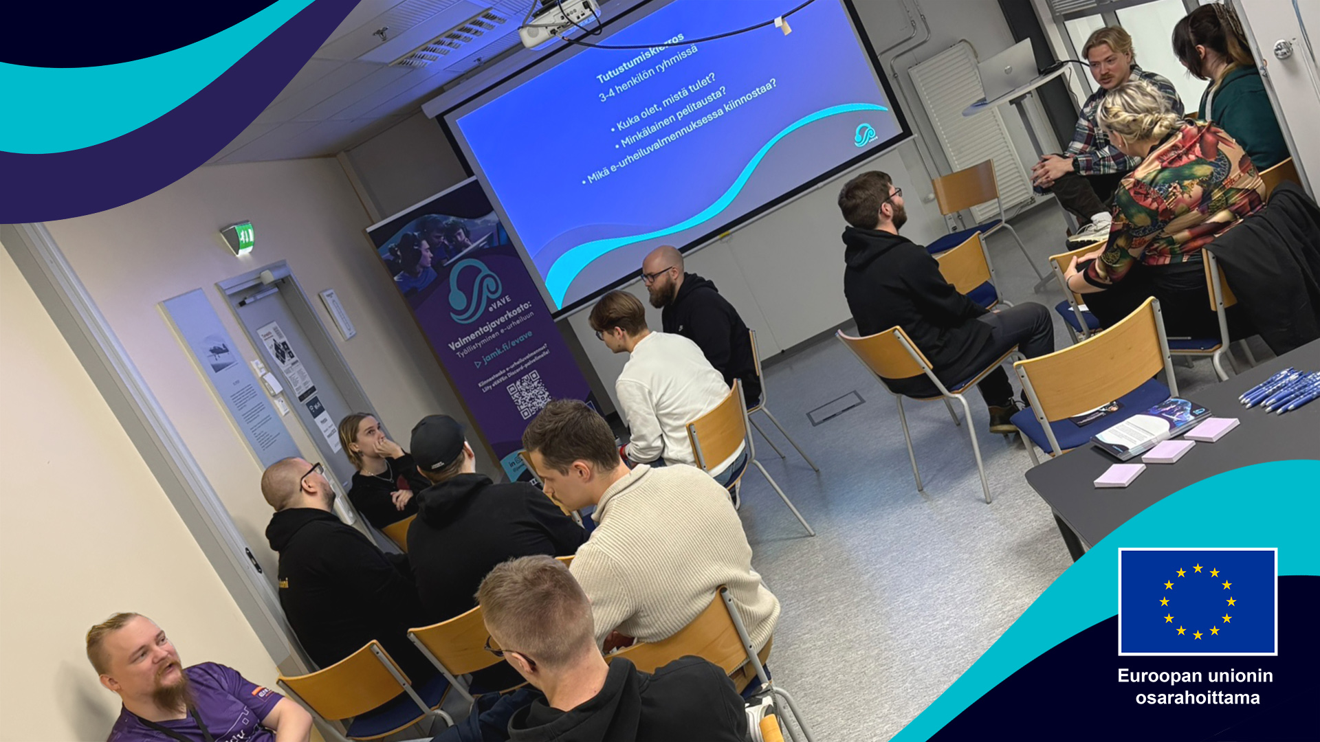 Osallistujia eVAVE-valmentajaverkoston työpajassa Tampereella. Kuvassa henkilöitä istumassa yhteisen keskustelun äärellä.