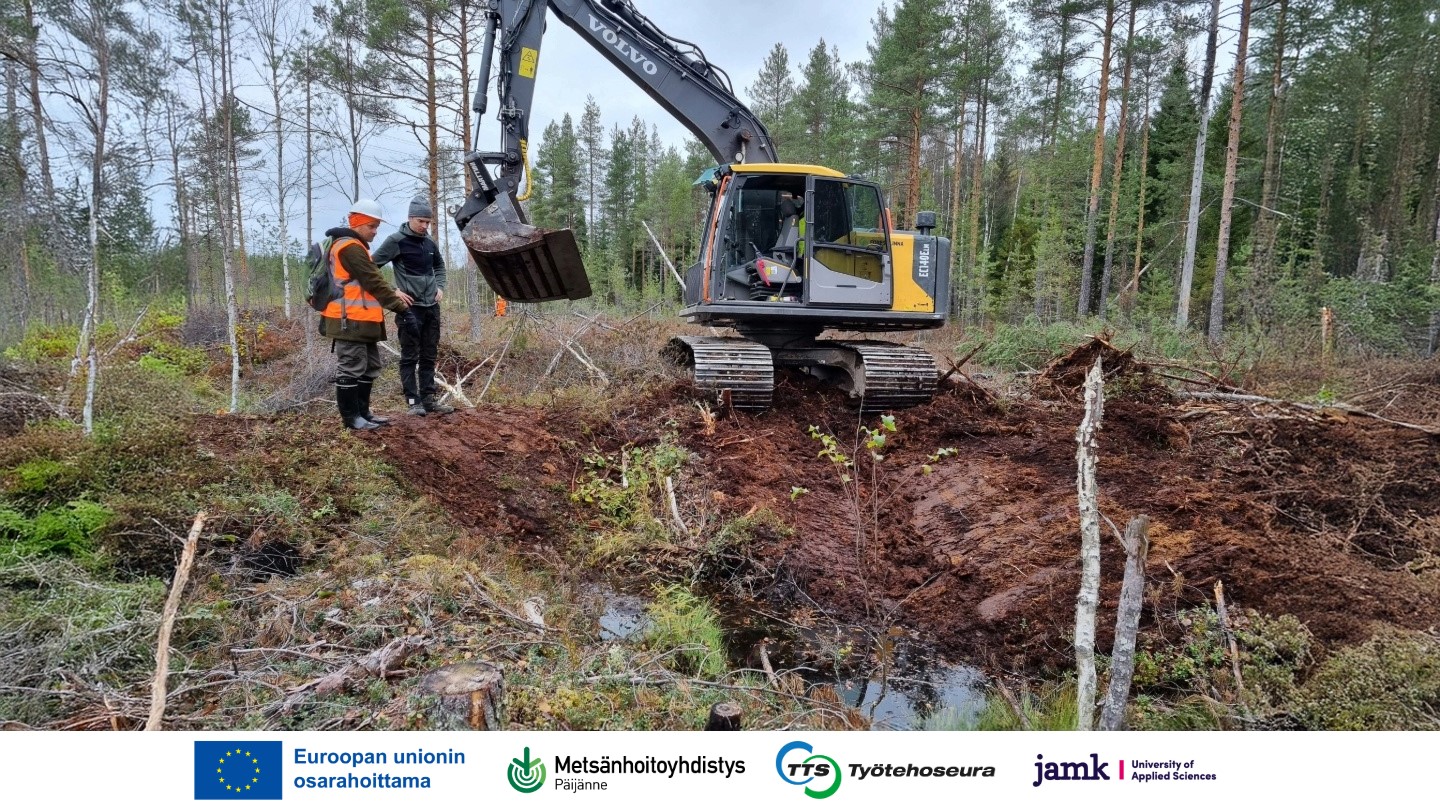 Kaivuri suota ennallistamassa