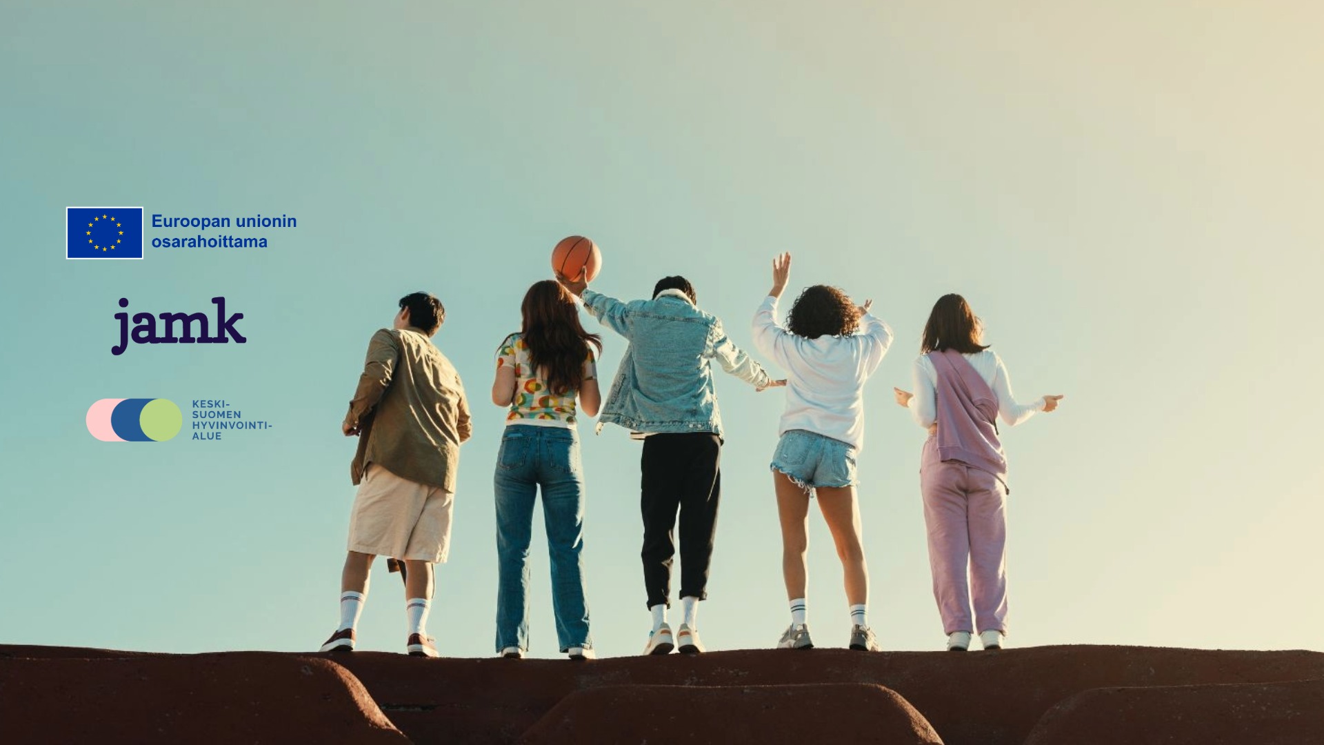 Nuoria ihmisiä selkä kameraan päin.