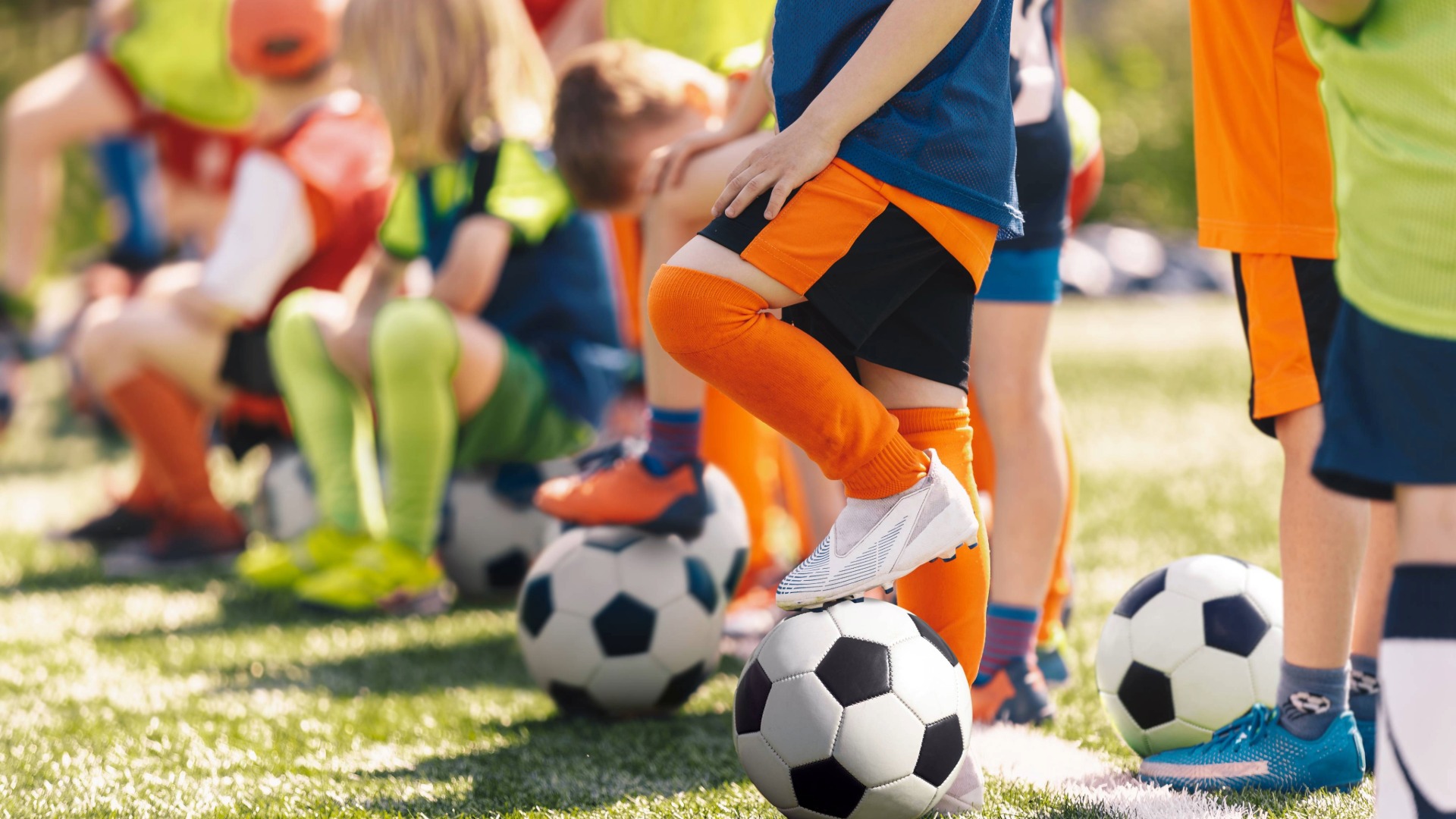 Lapsia ja jalkapalloja.