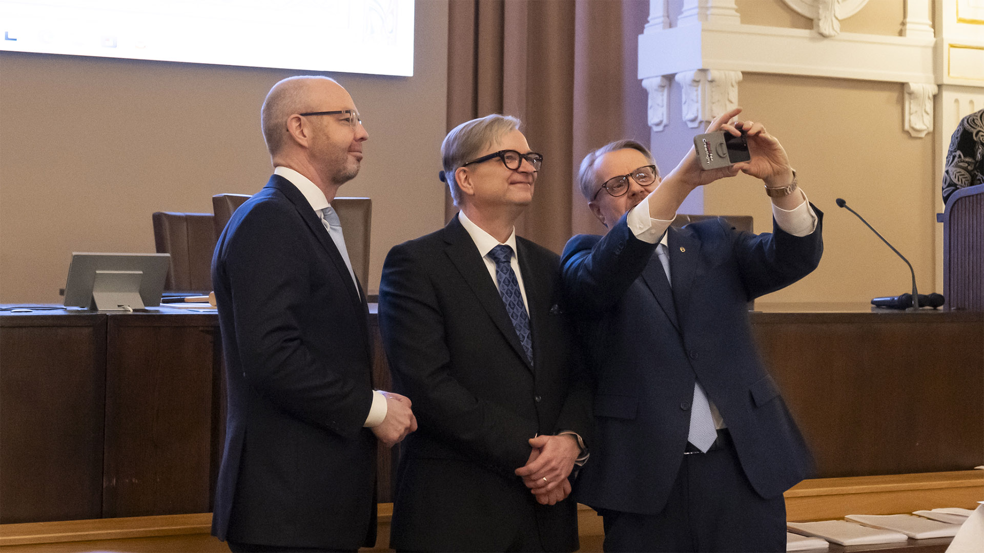 Timo Koivisto, Jari Ojala ja Vesa Saarikoski ottavat yhteiskuvaa allekirjoitustilaisuudessa.