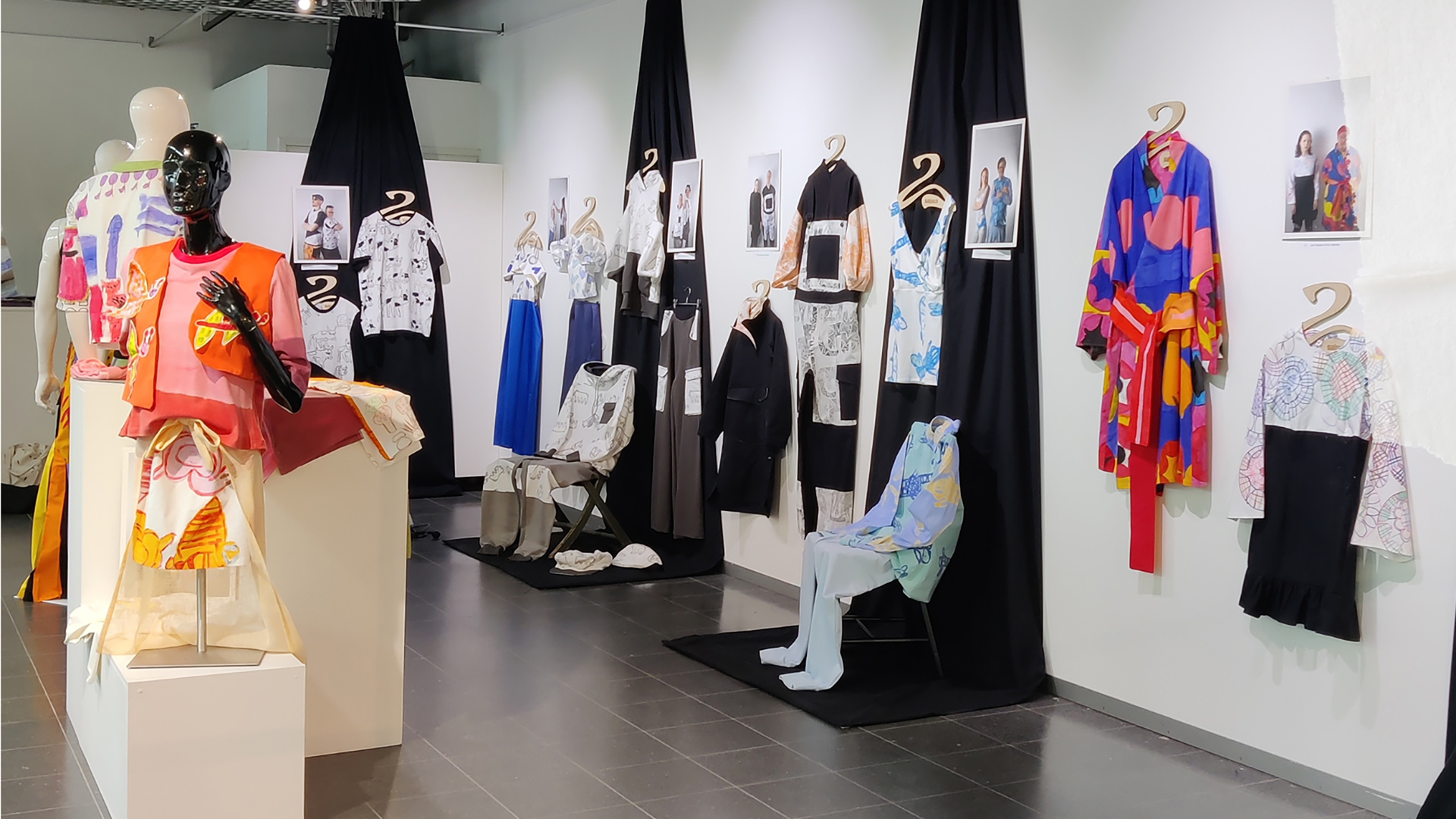 Vaatetusalan poikkitieteellisen projektin näyttely oppilaitoksessa.