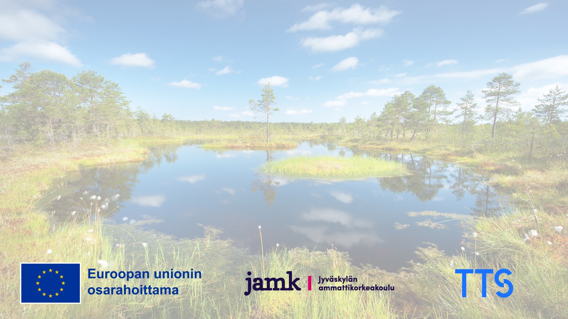 Suo, jonka keskellä lampi. Aurinko paistaa ja taivaalla vähän pilviä. Mäntymetsää ja kuvassa Euroopan osarahoittama, Jamkin ja Työtehoseuran logot.